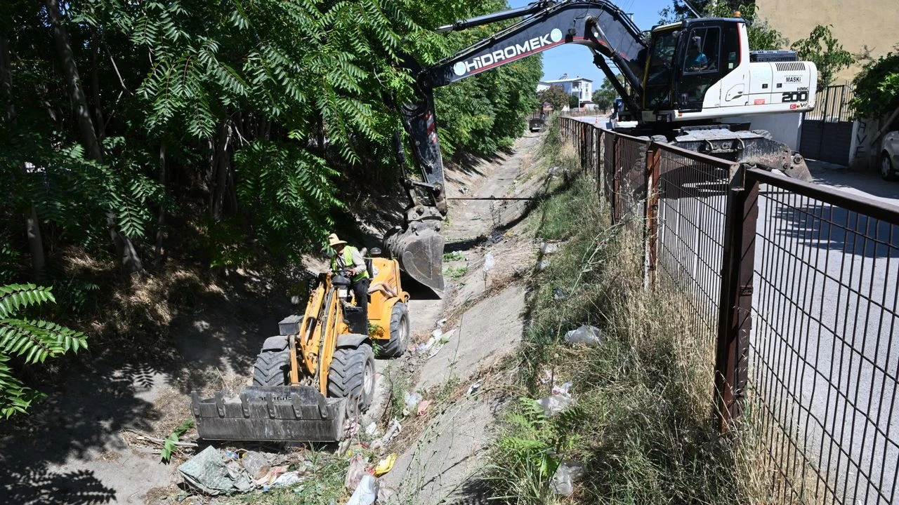 Manisa'da sulama kanallarında temizlik!