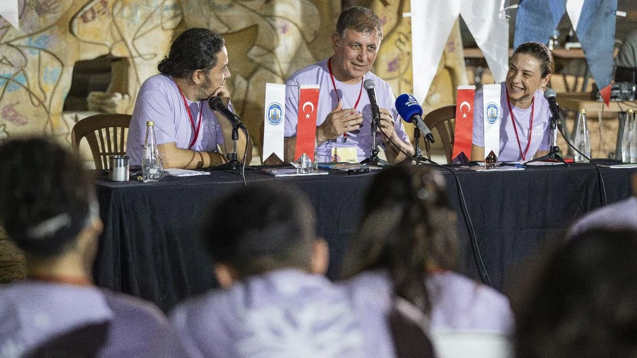 Başkan Tugay: Belediyeler kuru siyaset yapılan yerler değil