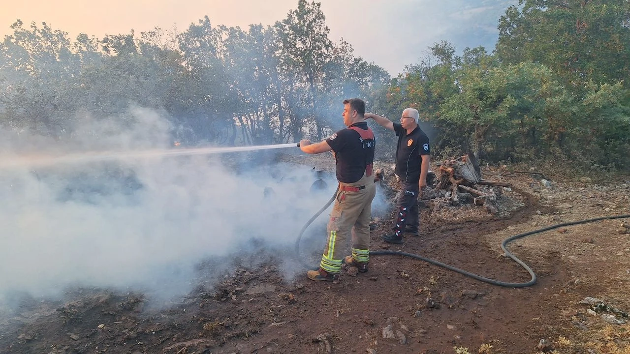 Büyükşehir ekiplerinden Akhisar’daki yangına müdahale