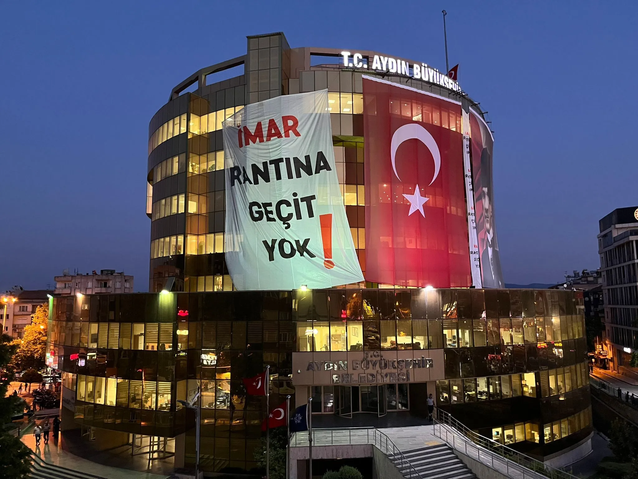 Aydın Büyükşehir'den dev pankart: "Ranta geçit yok"