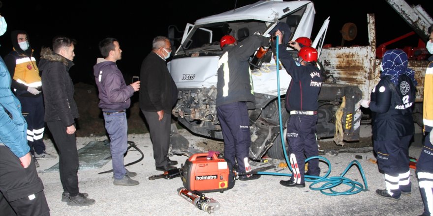 Manisa'da tıra çarpan kamyonet sürücüsü yaralandı