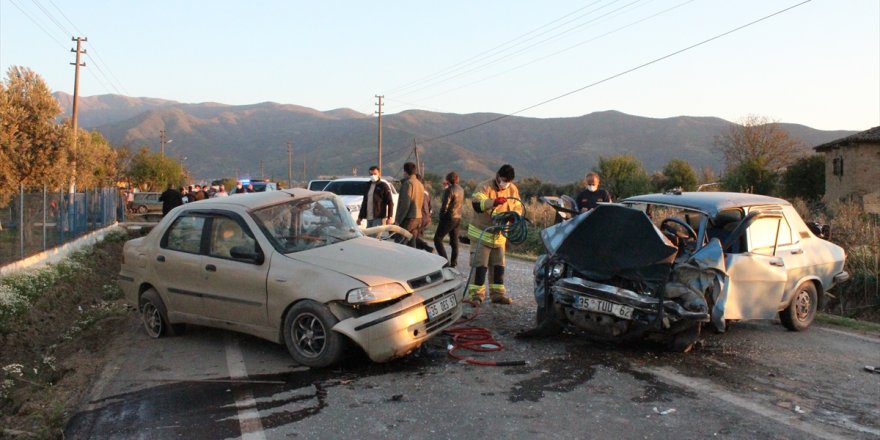 İzmir'de iki otomobil çarpıştı: 1'i ağır, 3 yaralı