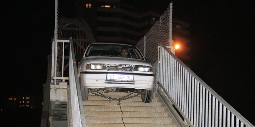 Adana'da bir garip olay! Yaya köprüsünden geçmeye çalışan otomobil korkuluklara sıkıştı