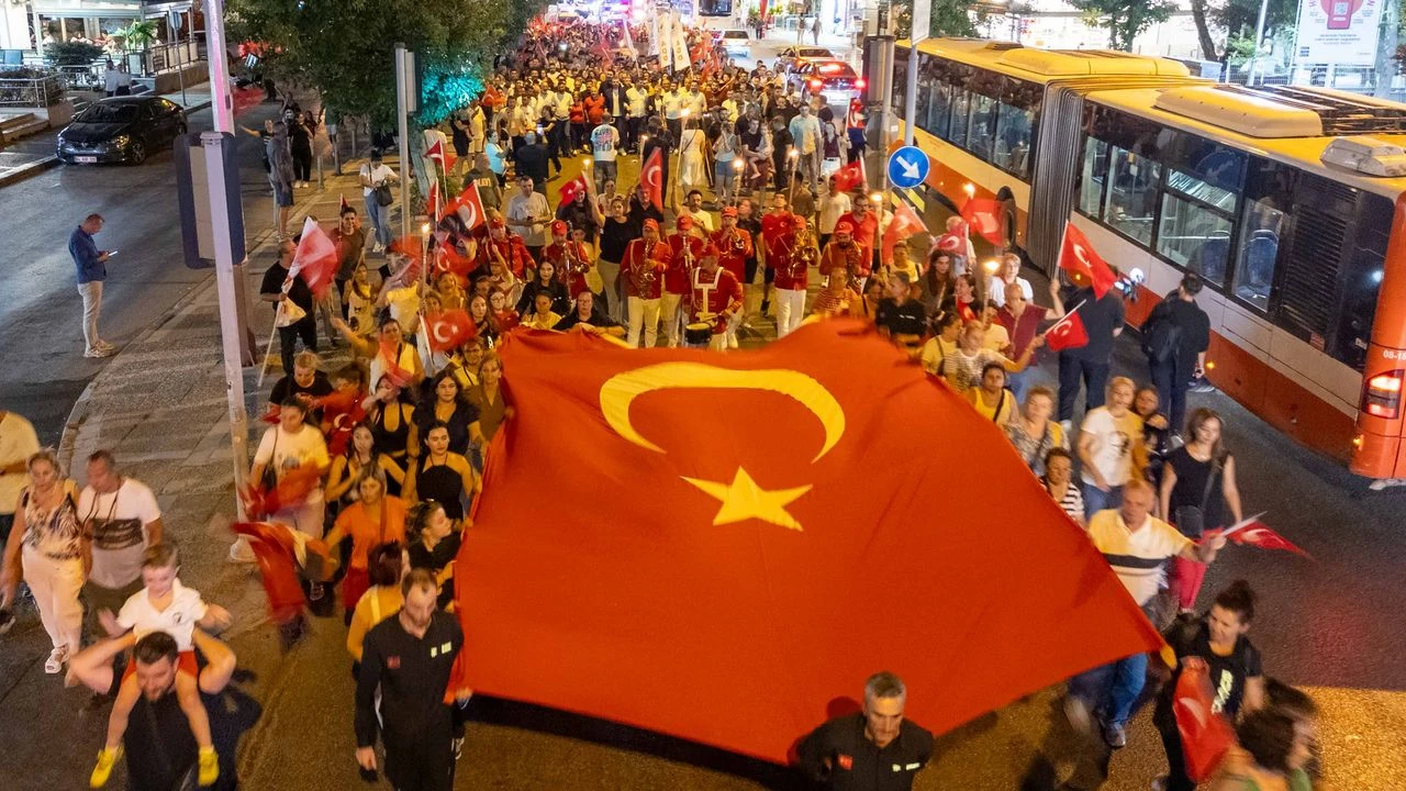 Zafer Korteji Buca’yı aydınlattı