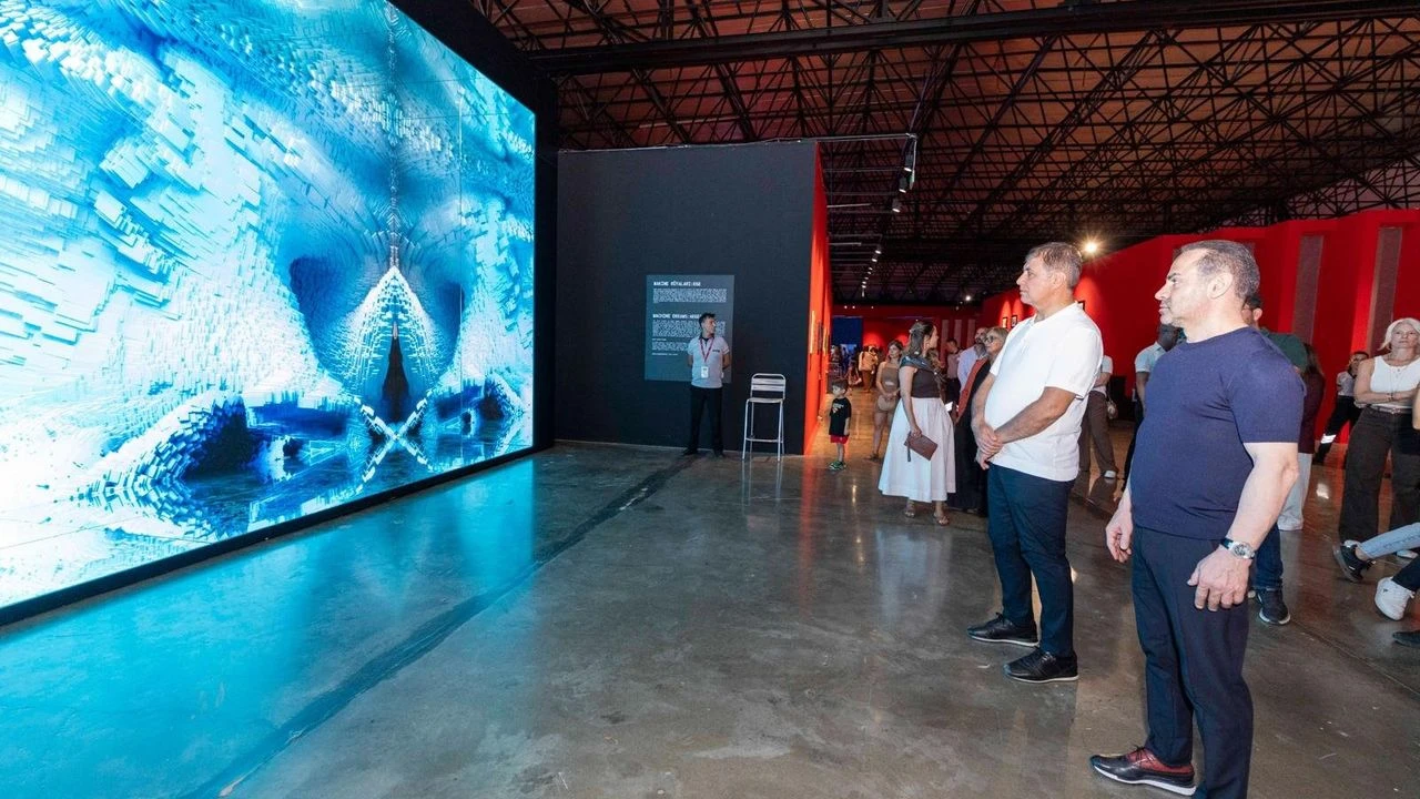 İEF'te sergilere yoğun ilgi