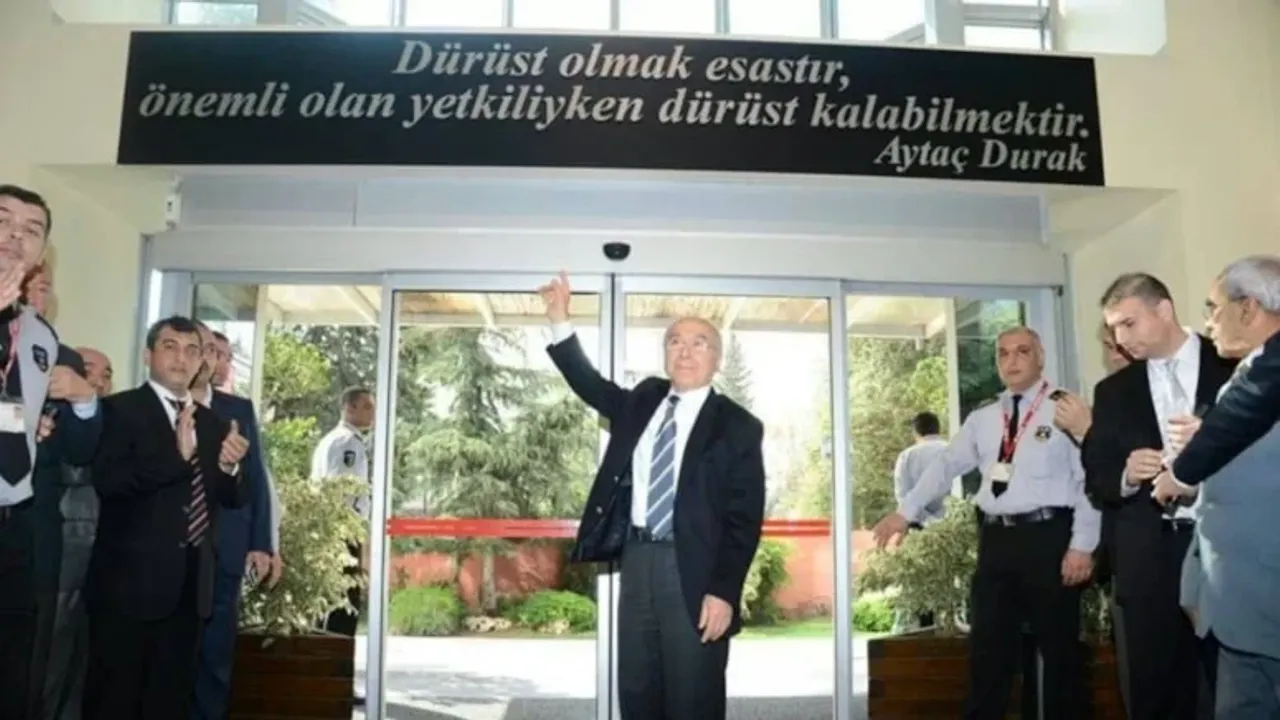 Eski belediye başkanı uçakta kalp krizi geçirdi!