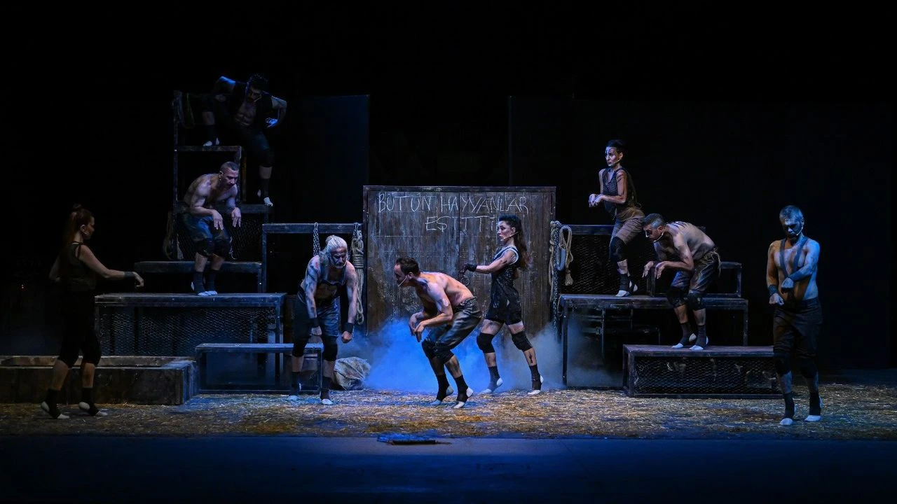 Açık Hava Tiyatrosu'nda “Hayvan Çiftliği” oyunu sahnelendi