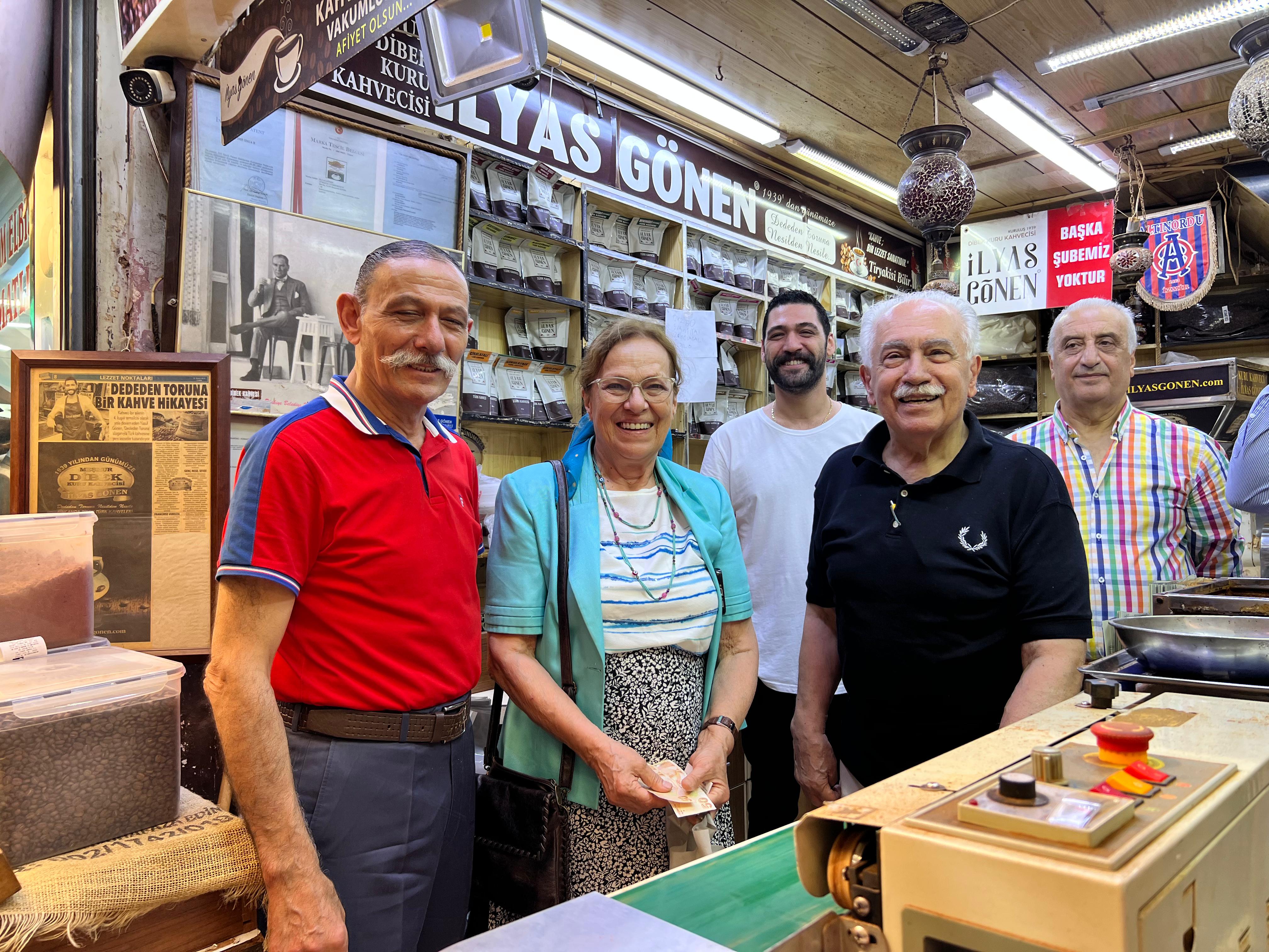 Vatan Partisi Genel Başkanı Doğu Perinçek Kemeraltı’nda: “Esnafımız Baş Tacıdır!”