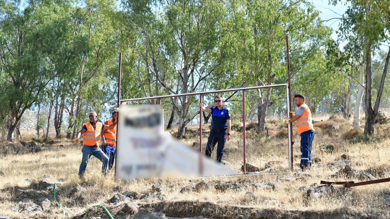 Çiğli'de izinsiz reklam tabelaları ile mücadele!