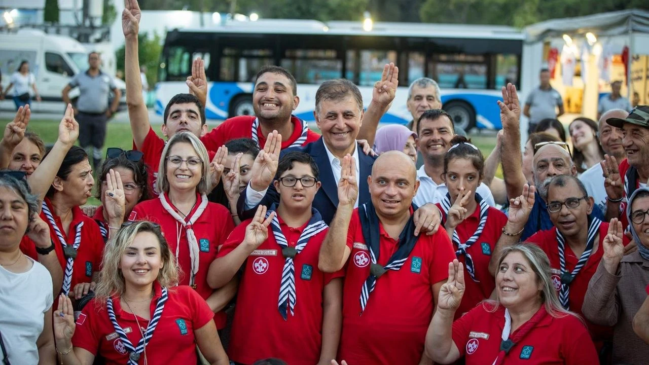 Başkan Tugay’dan çocuklara özel ilgi