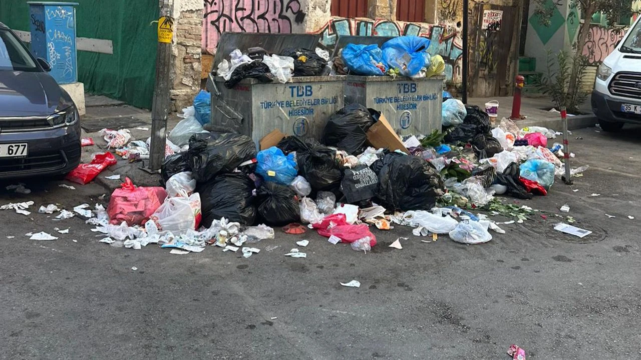 Eylem sonrası Konak’ta çöp dağları!