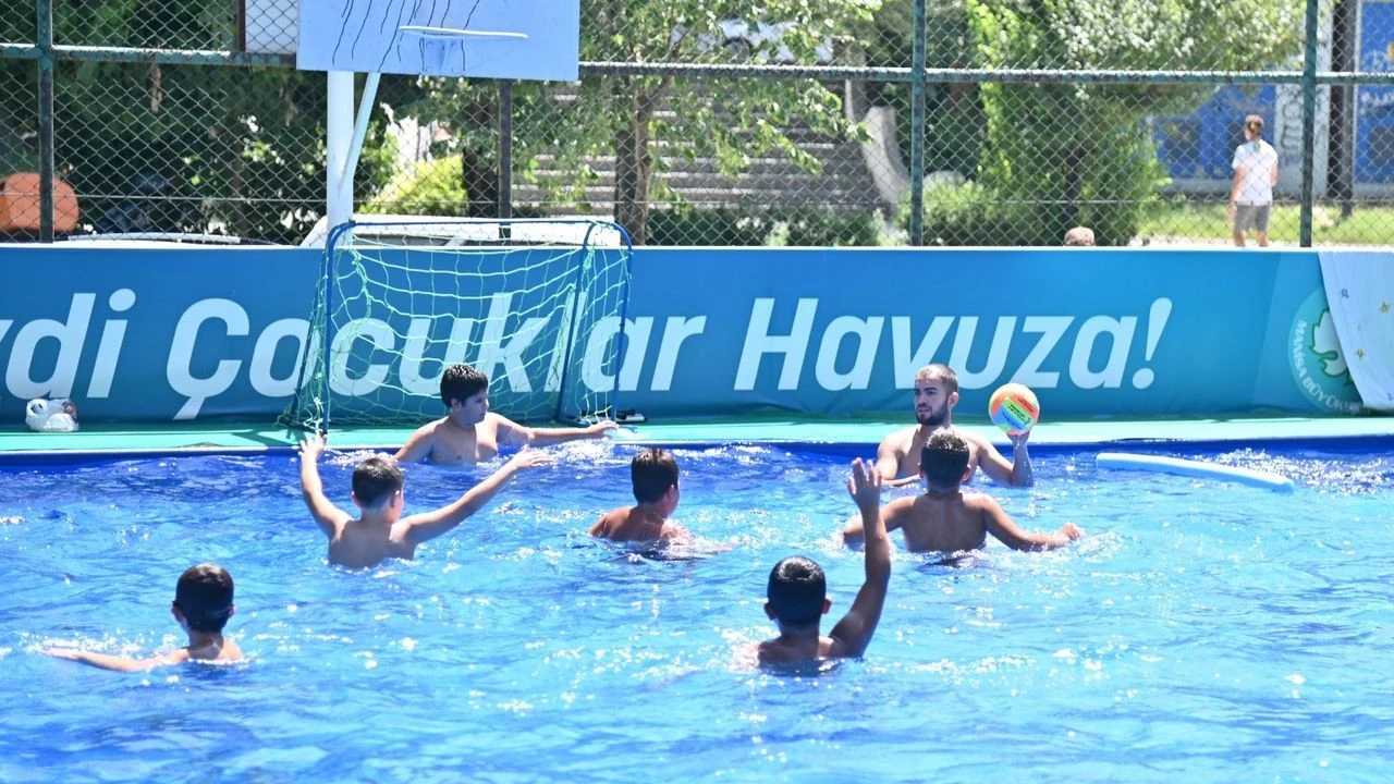 Manisalı öğrenciler yazı havuzlarda geçirdi