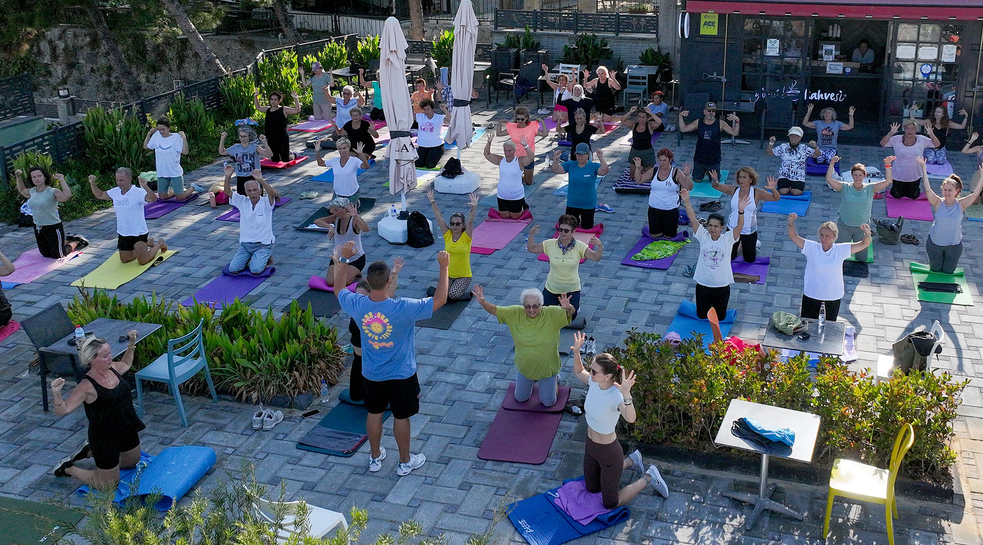Kuşadası Belediyesi'nin ücretsiz pilates dersleri başladı