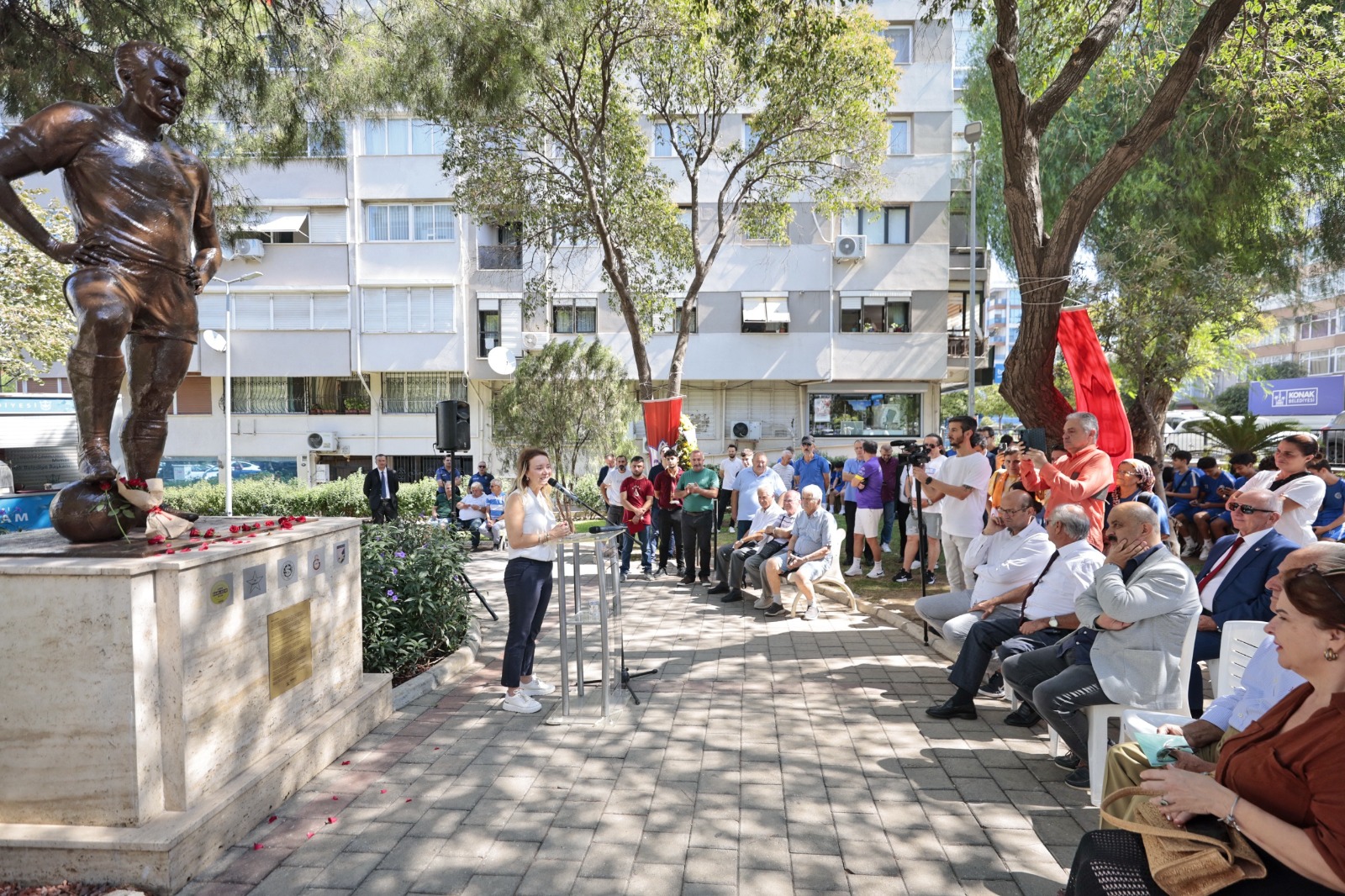 Taçsız Kral Konak’taki heykeli önünde anıldı