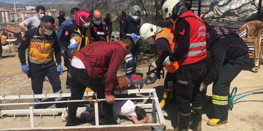 Oyun oynarken üzerine demir askılık düştü, kanca kafasına saplandı