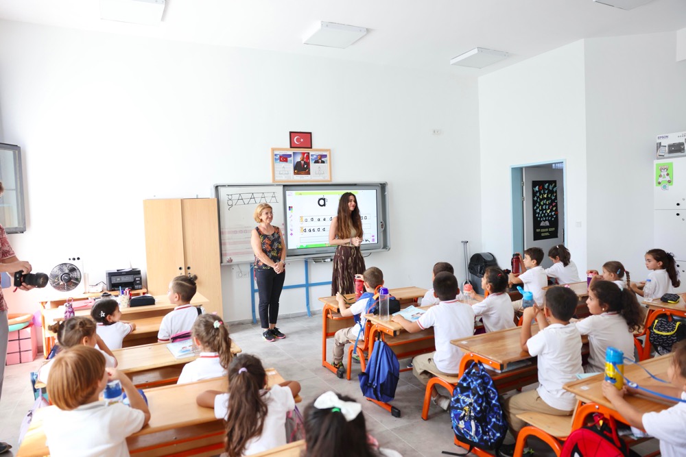 Çeşme Belediyesi’nden ilkokula başlayan öğrencilere hoş geldin hediyesi