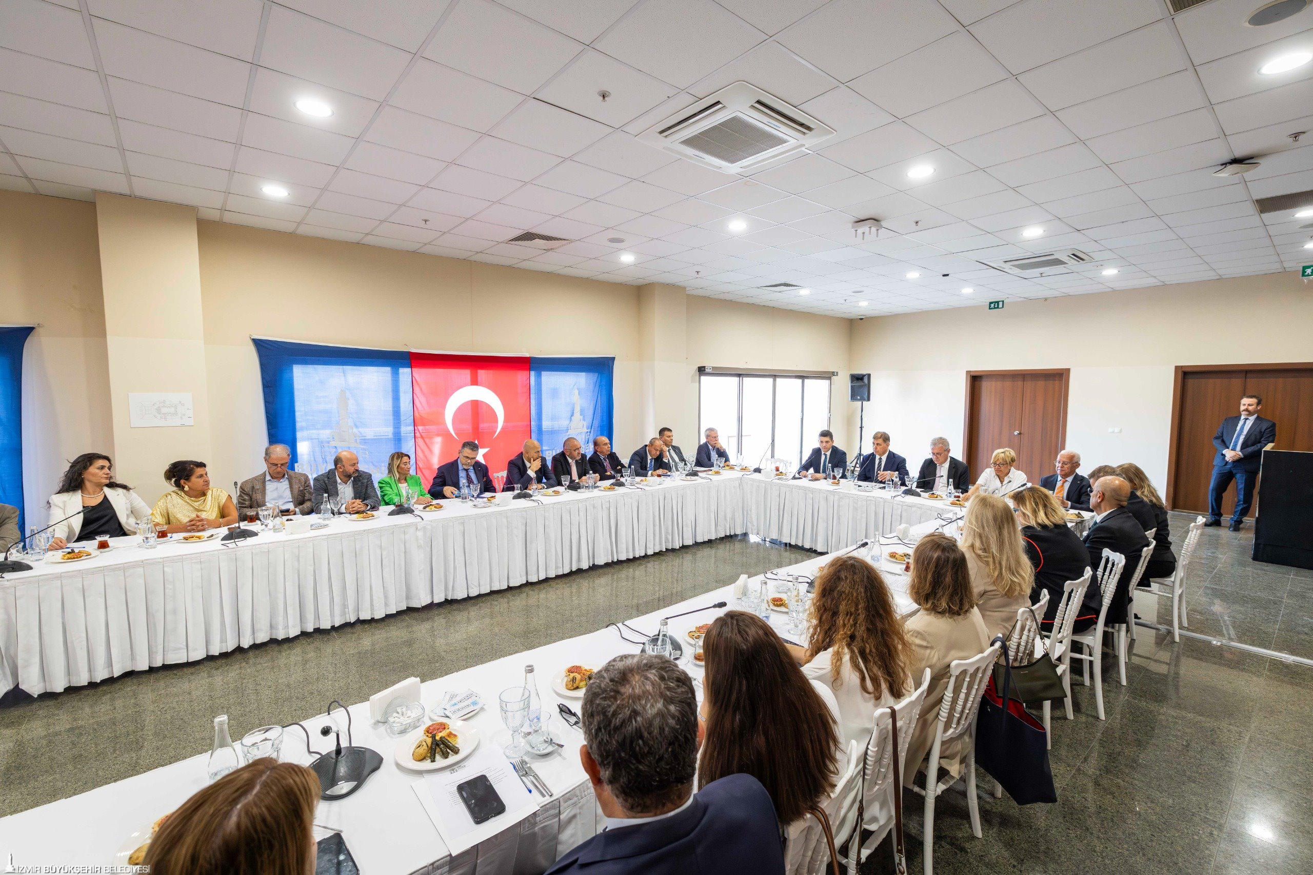 Başkan Tugay: İzmir'in kabuğunu kırması, öncü kent olması için çalışıyoruz