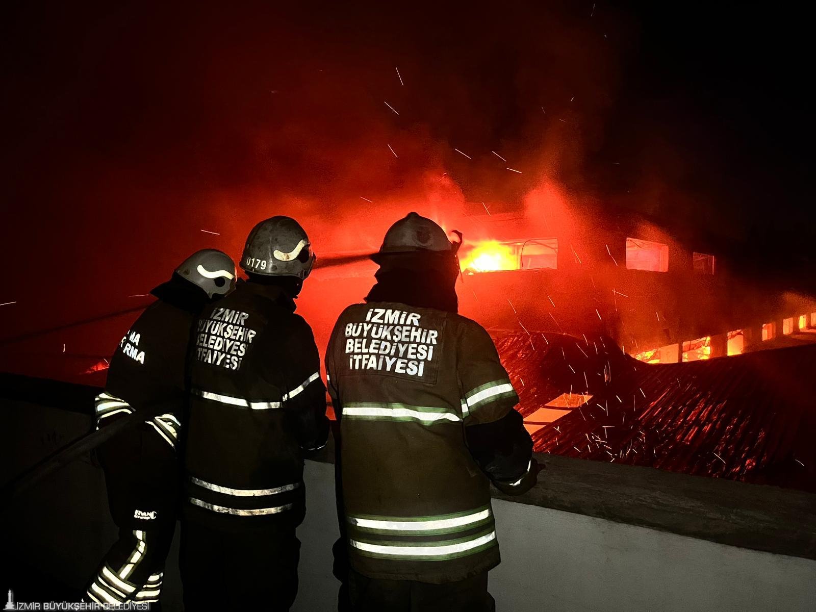 İzmir İtfaiyesi fabrikayı saran alevleri söndürdü
