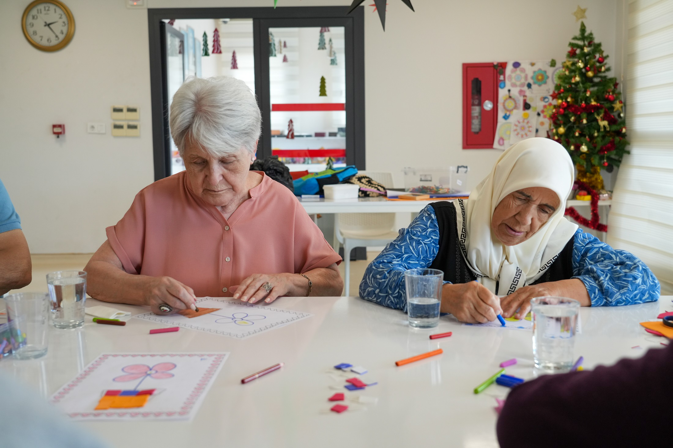 Gaziemir Belediyesi’nin Alzheimer Merkezi fark yaratıyor