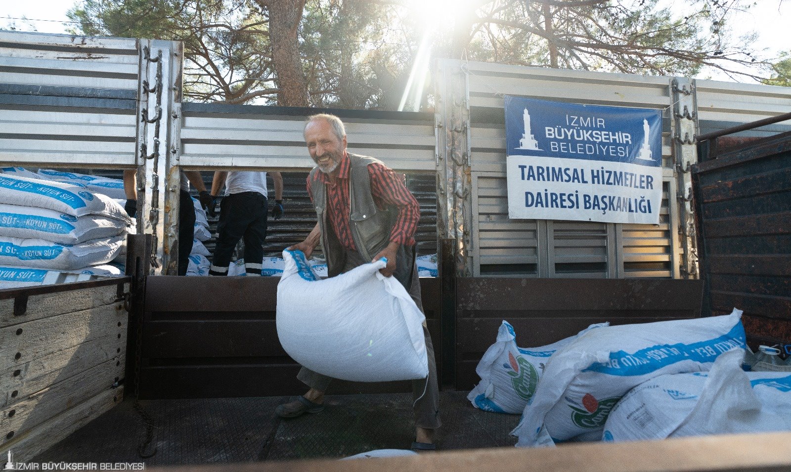 Büyükşehir’den yanan köylere 40 tonluk yem desteği