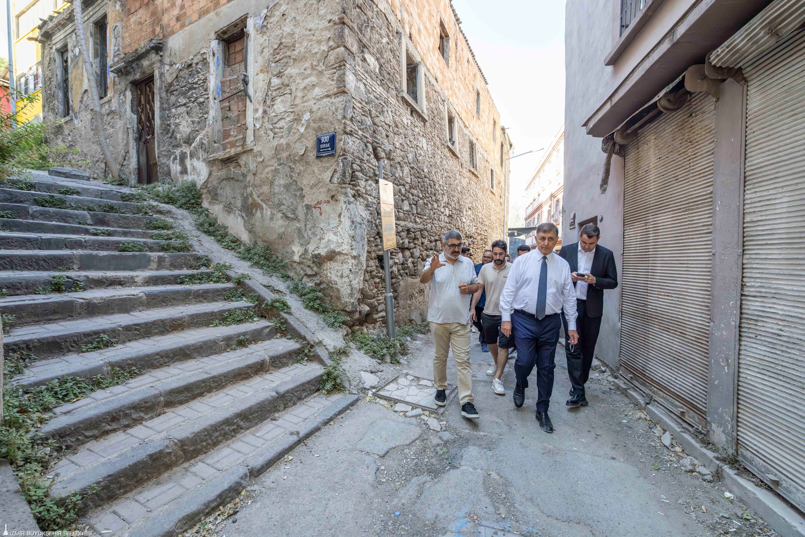 İzmir’in tarihi yapıları gün yüzüne çıkıyor