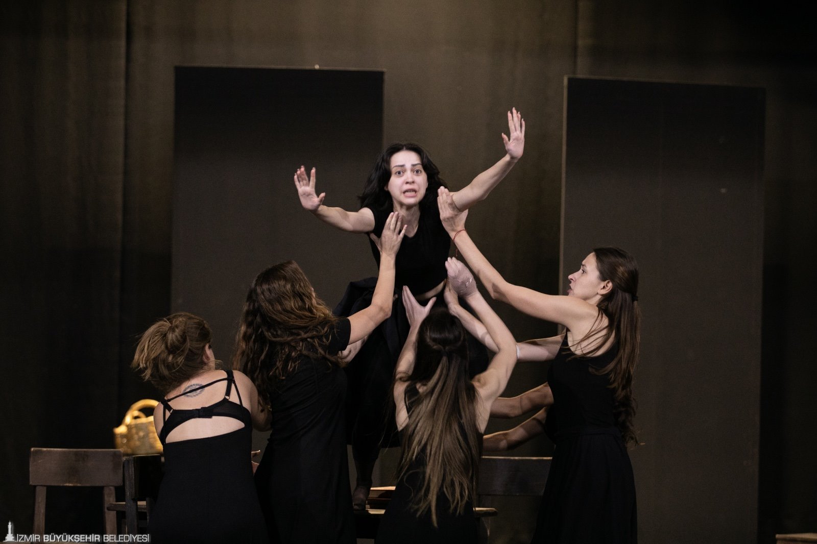 İzmir Şehir Tiyatroları “Cadı Kazanı” oyununun provalarına devam ediyor