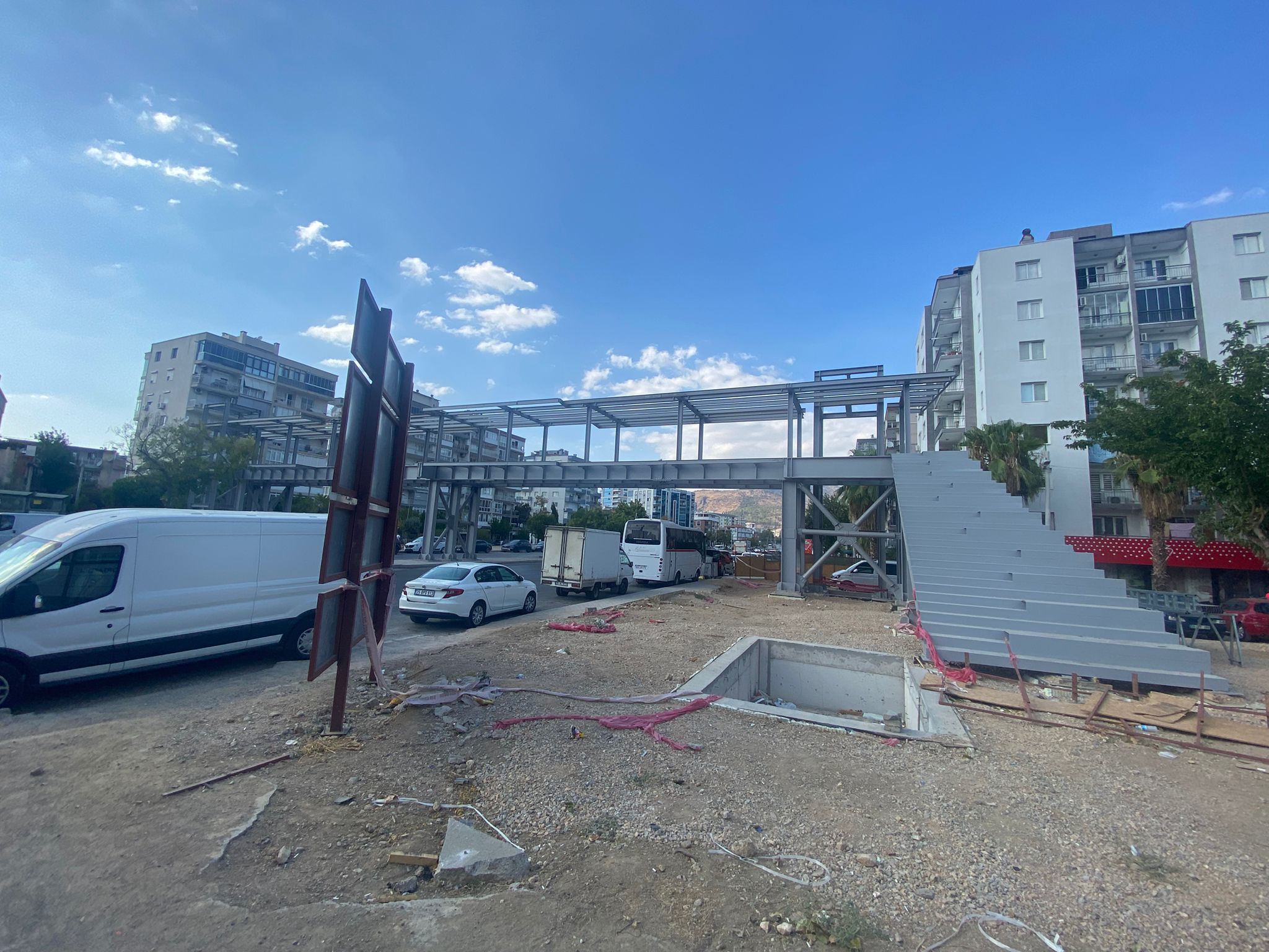 AK Partili Kocabaş’tan, Başkan Tugay’a ‘üst geçitli’ çöp salvosu!