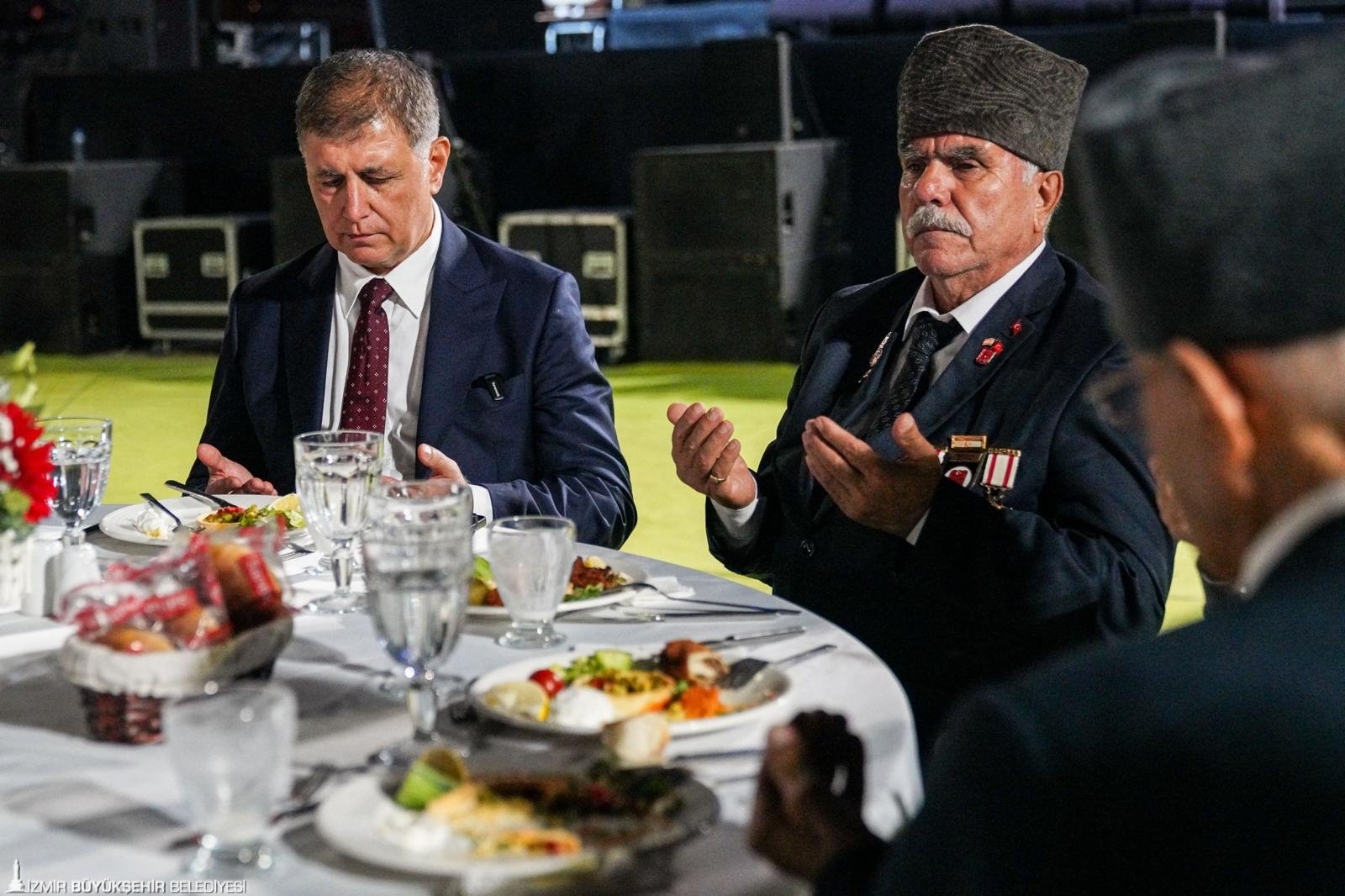 Başkan Tugay: Özgürlüğümüzü şehitlerimizin canına ve gazilerimizin cesaretine borçluyuz