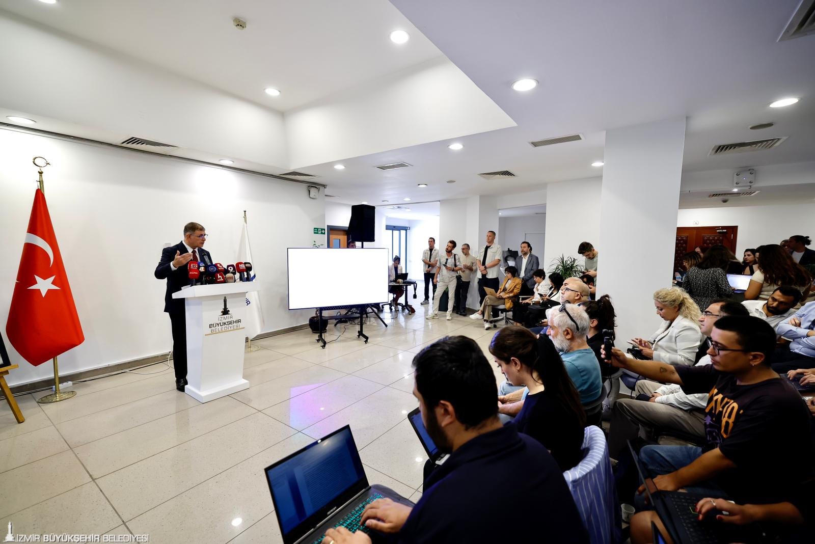 “İzmir’in atık sorununu aylar içinde kökten çözeceğiz”