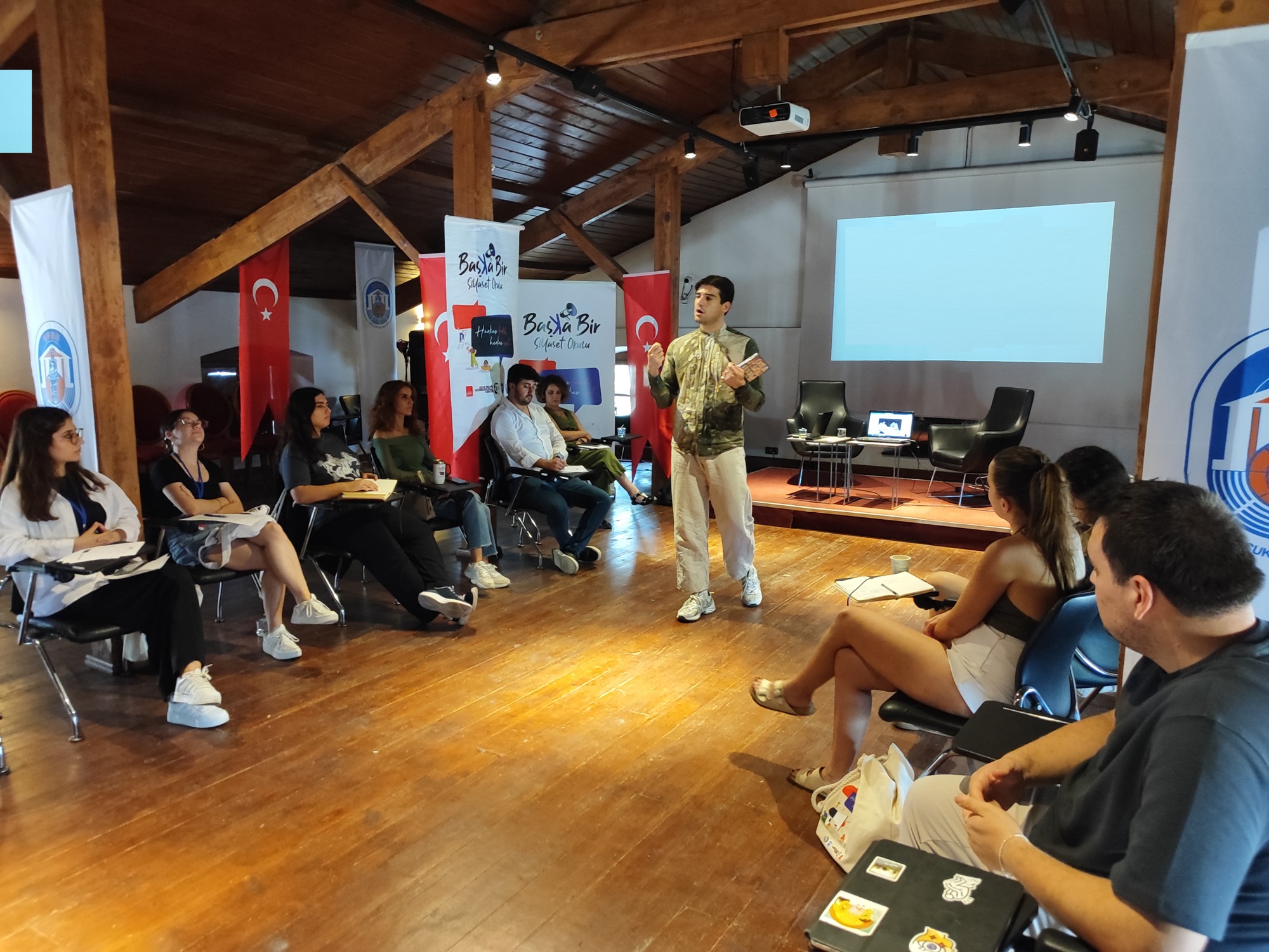 İsveç Milletvekili Castro, Gençlerle “Başka Bir Siyaset Okulu’nda Buluştu