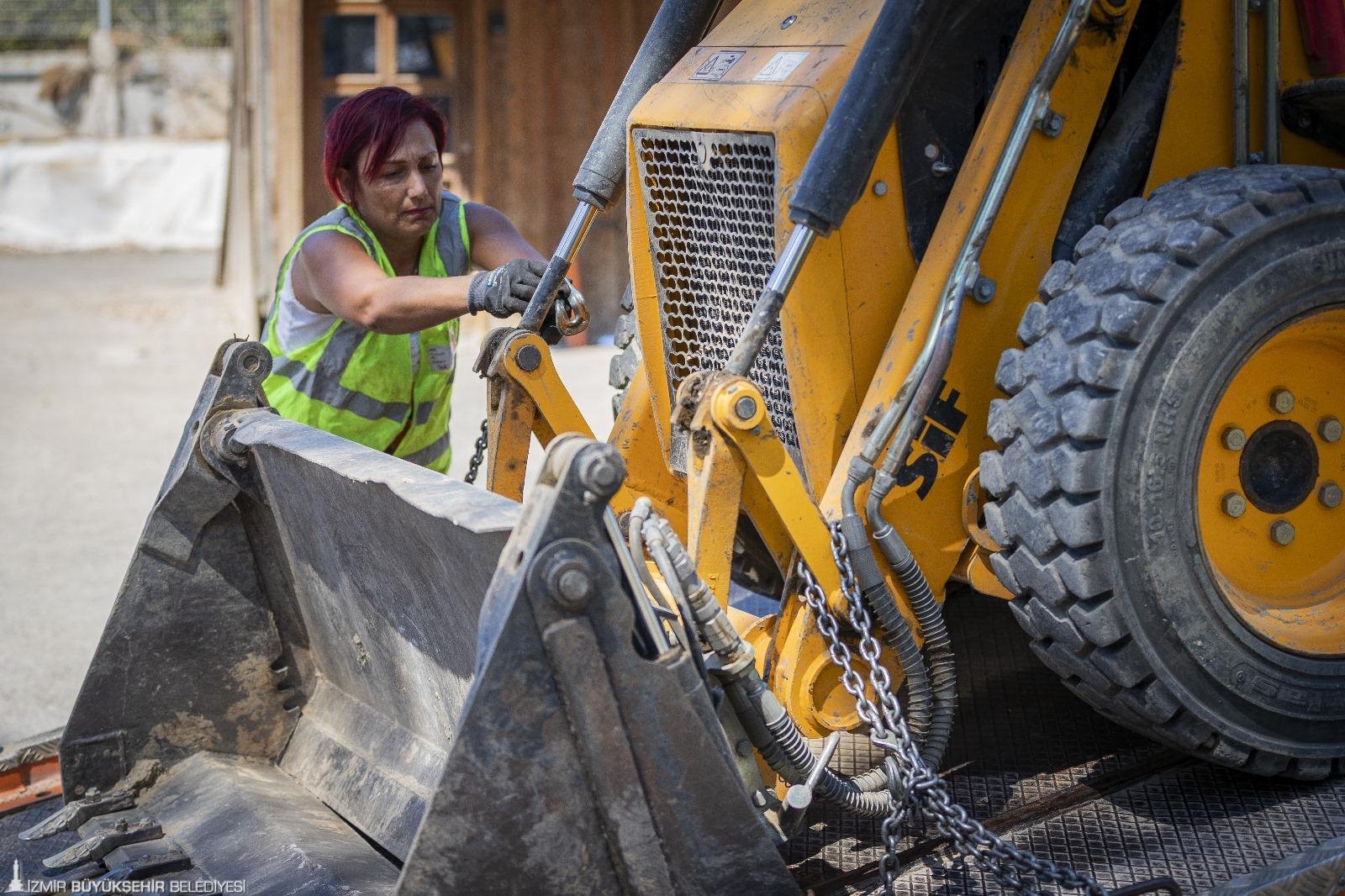 Büyükşehir’in kadın çekici operatörü tabuları yıktı