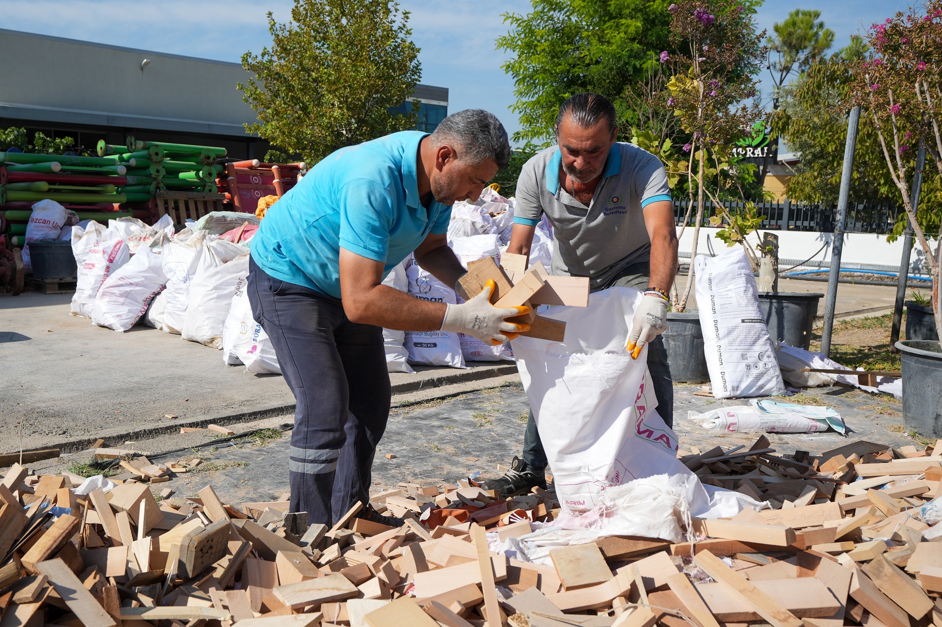 Gaziemir Belediyesi’nden yurttaşlara yakacak odun desteği