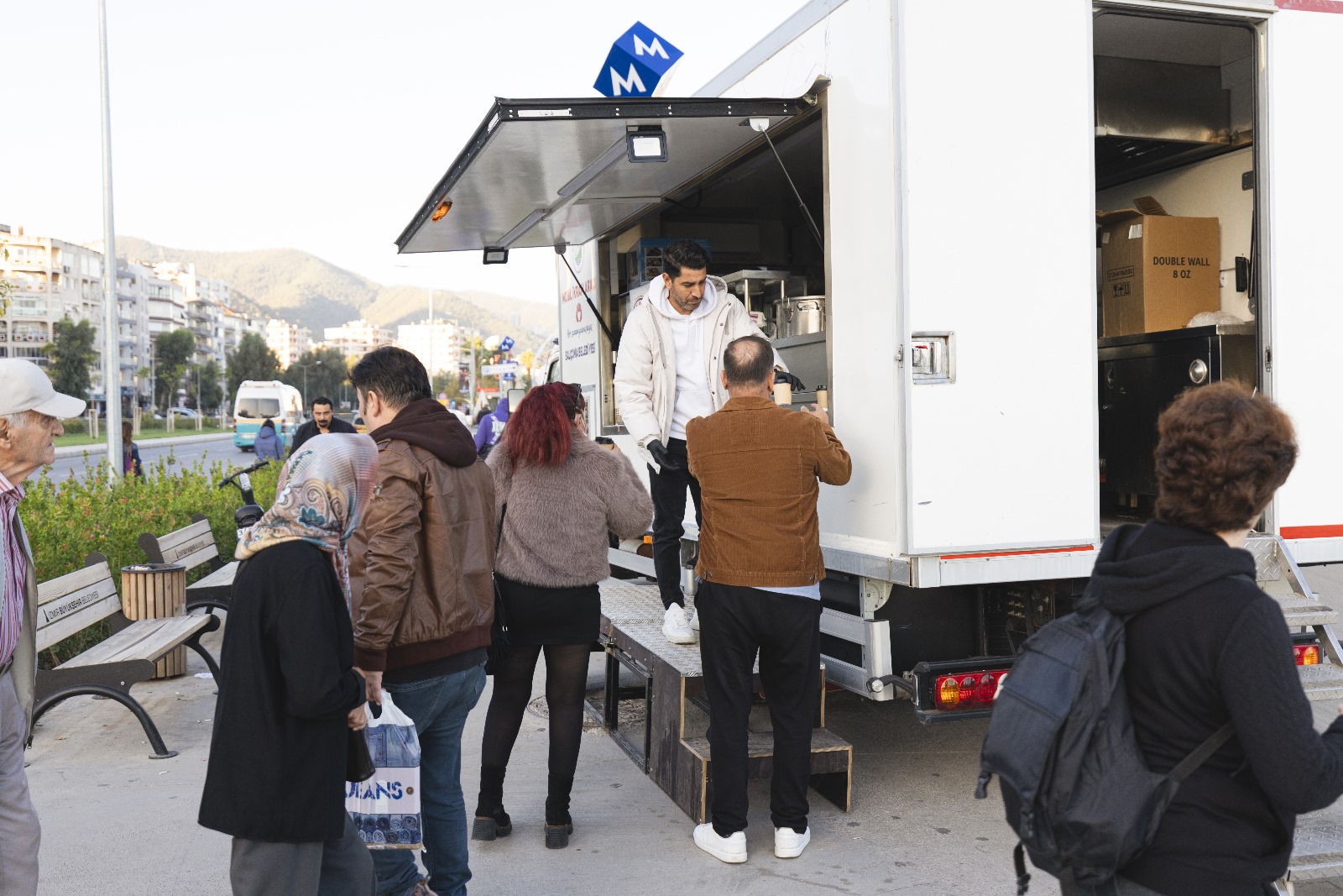 Balçova Belediyesi’nden Soğuk Havaların Gönül Isıtan Dokunuşu: Metro Durağında Çorba İkramı
