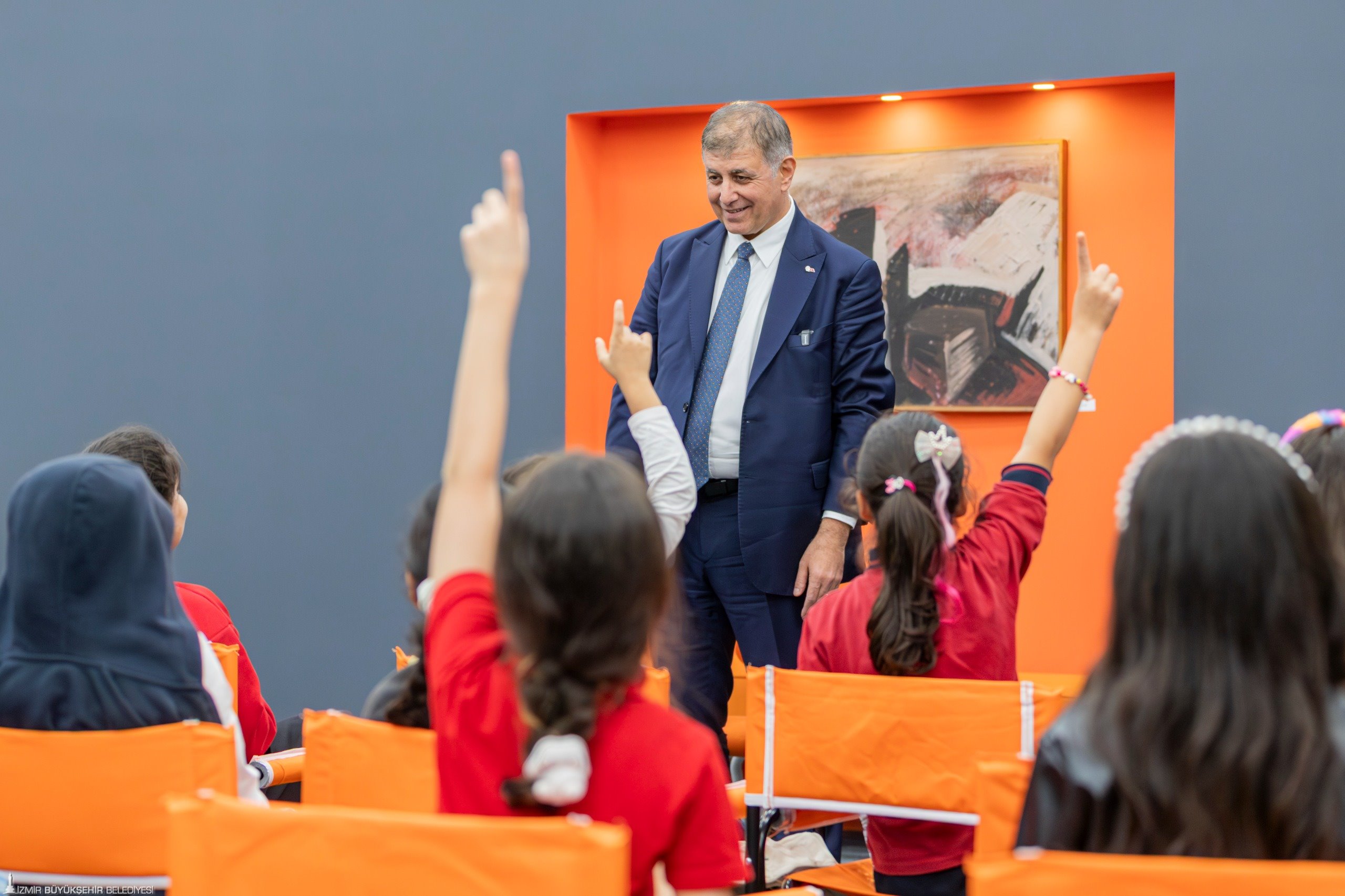 Başkan Tugay okudu, Kadifekaleli çocuklar dinledi