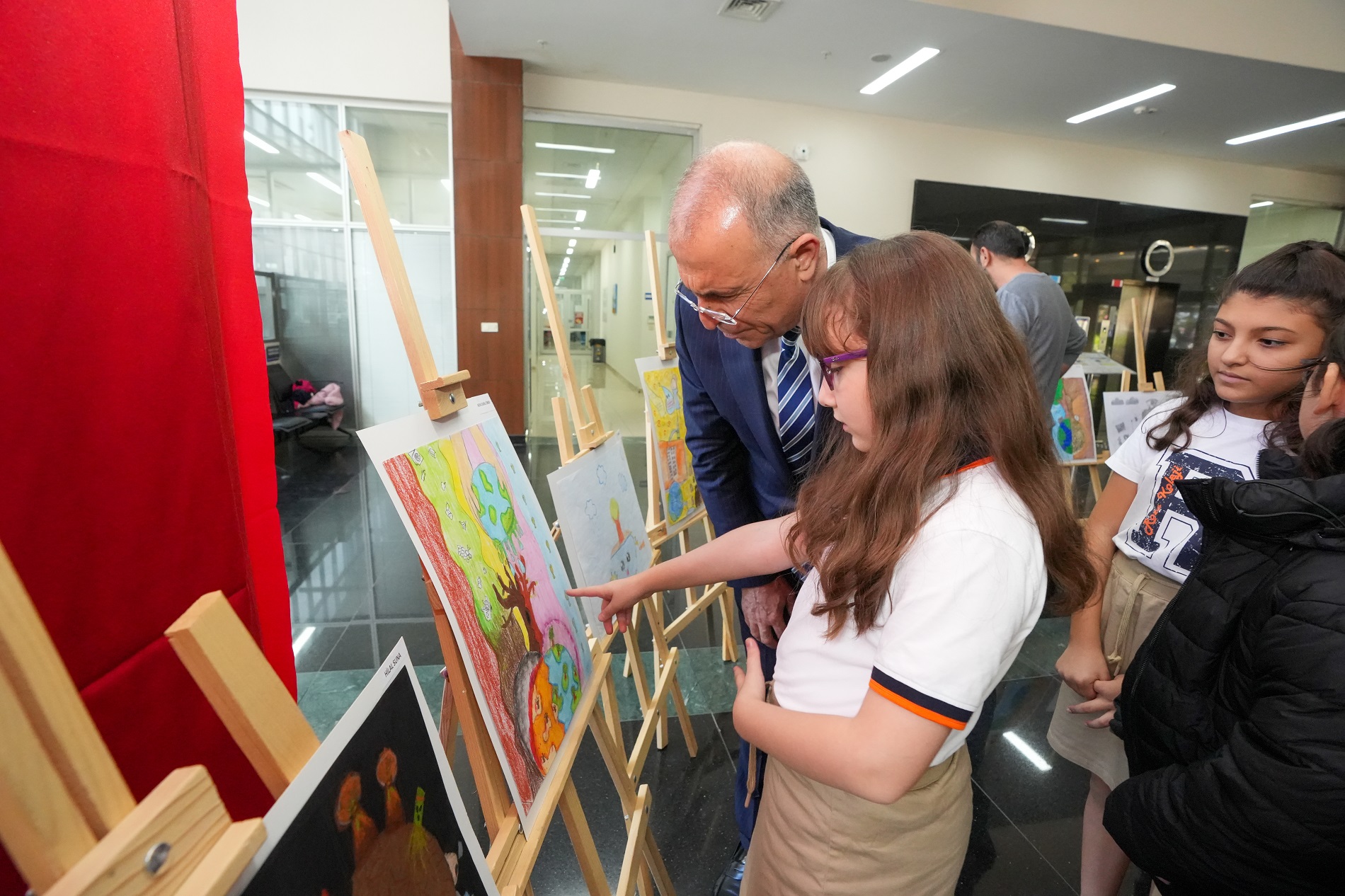 Gaziemirli çocuklar su krizine dikkat çekti Minik ressamlardan anlamlı mesaj: Suyumuzu koruyalım