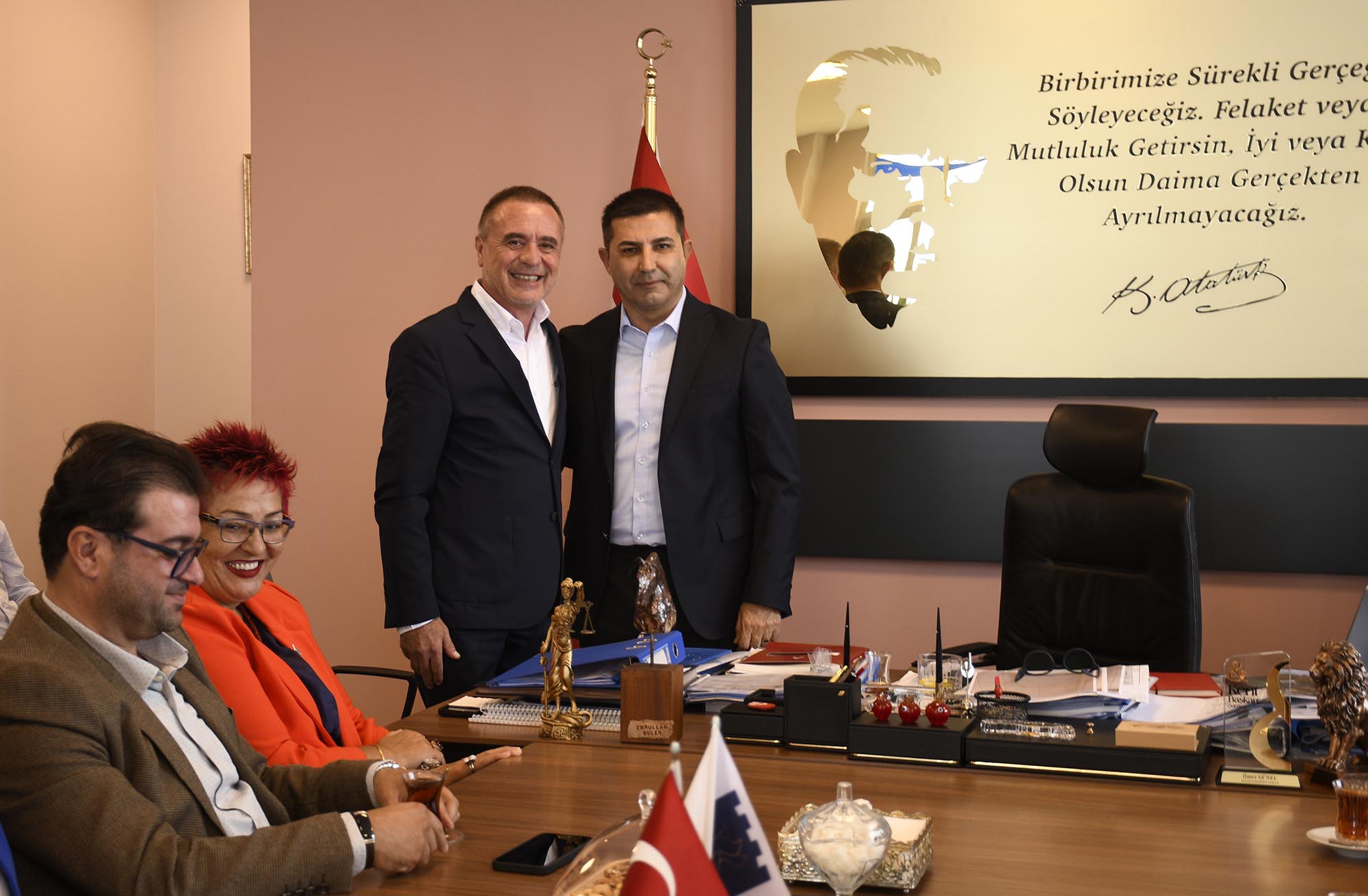 BAŞKAN ÖMER GÜNEL CHP KUŞADASI İLÇE ÖRGÜTÜ’NÜN YENİ YÖNETİMİYLE BİR ARAYA GELDİ