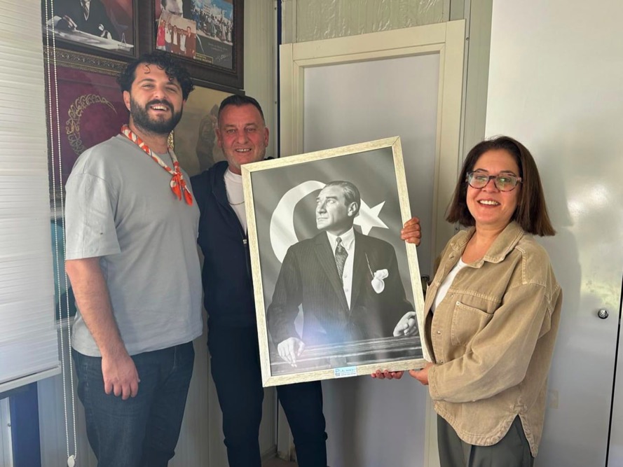 Çeşme Belediyesi’nden Muhtarlar Haftasında anlamlı hediye: Atatürk tablosu