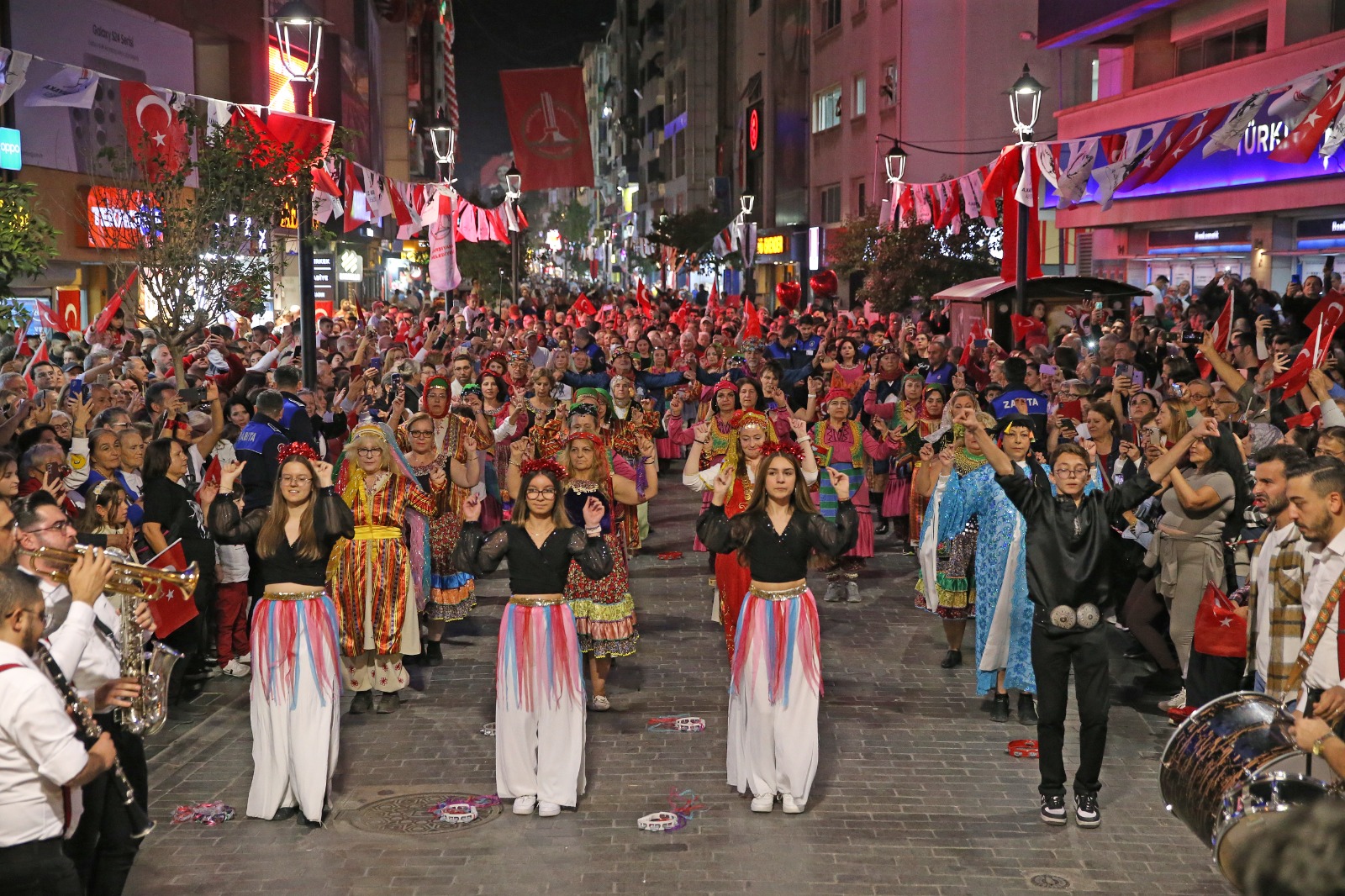 Karşıyaka 29 Ekim’de gelincik tarlasına dönüşecek!