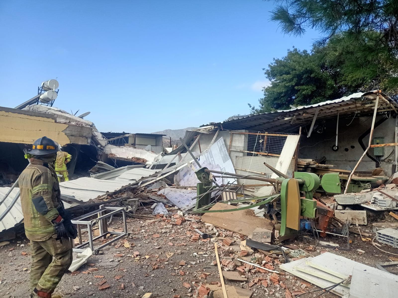 İzmir İtfaiyesi göçük altında kalan yurttaşı kurtardı
