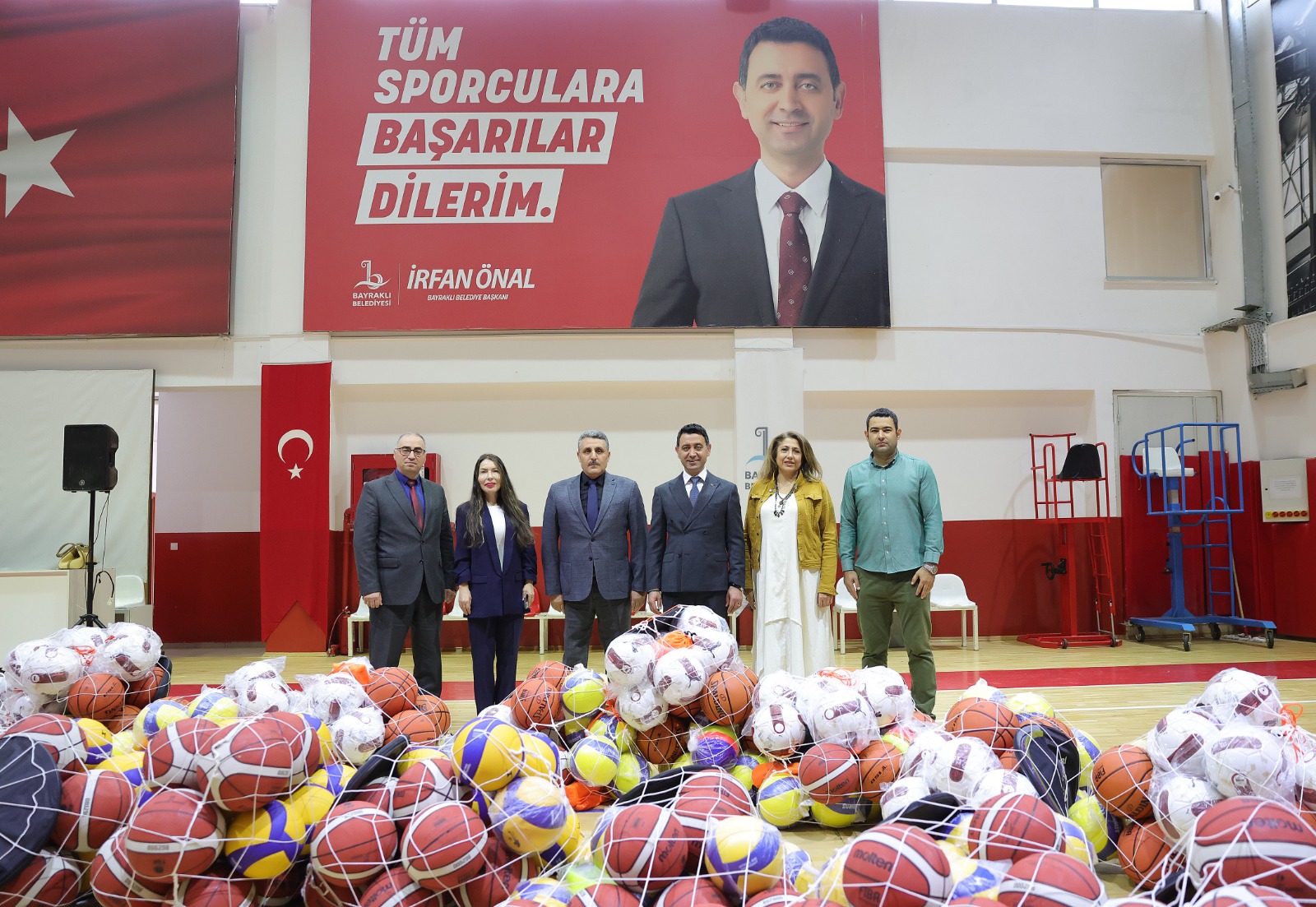 Bayraklı'daki Okullara Spor Malzemesi Desteği