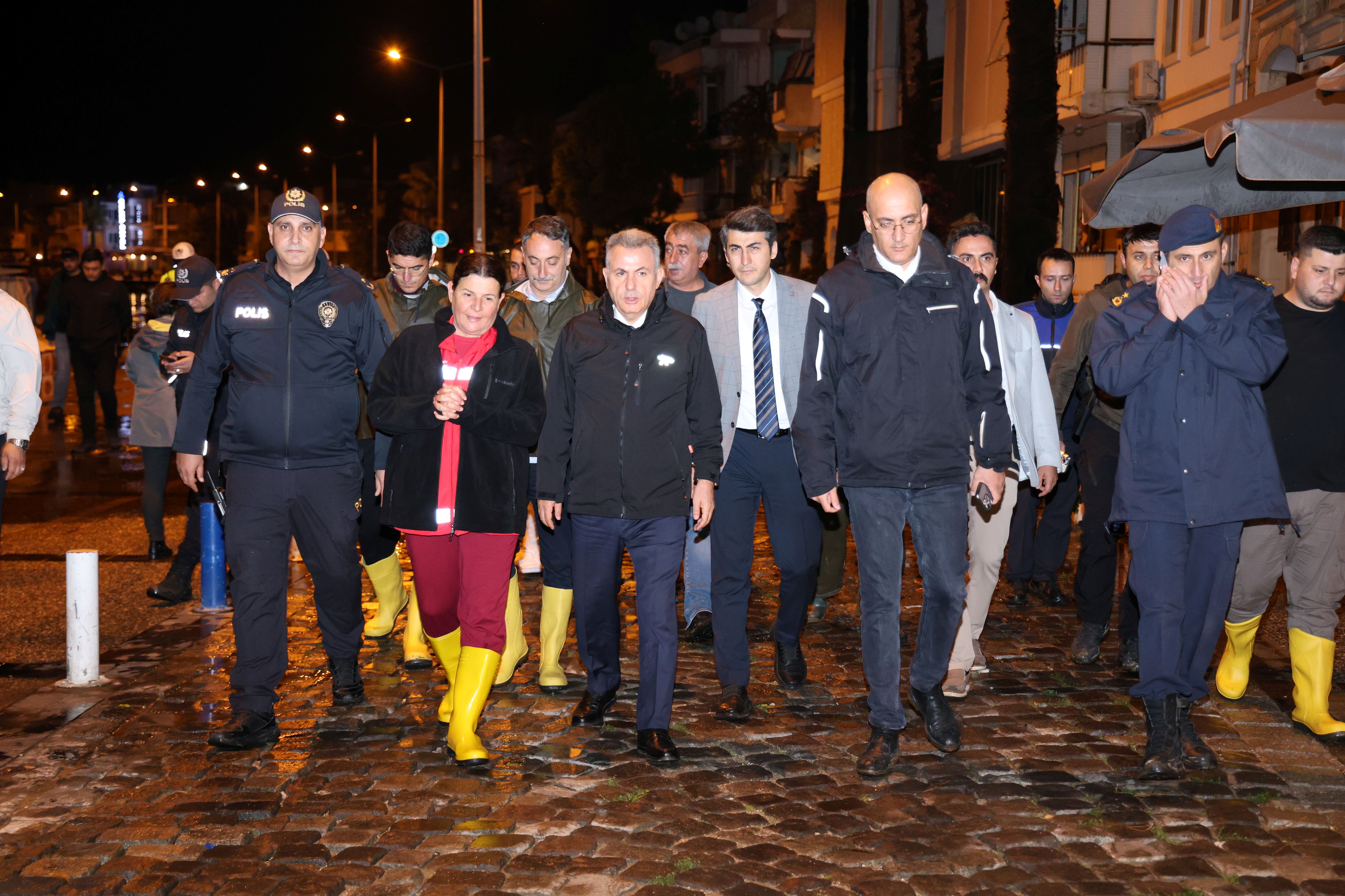Foça’da Sel Felaketinin Ardından Yoğun Çalışmalar Sürüyor