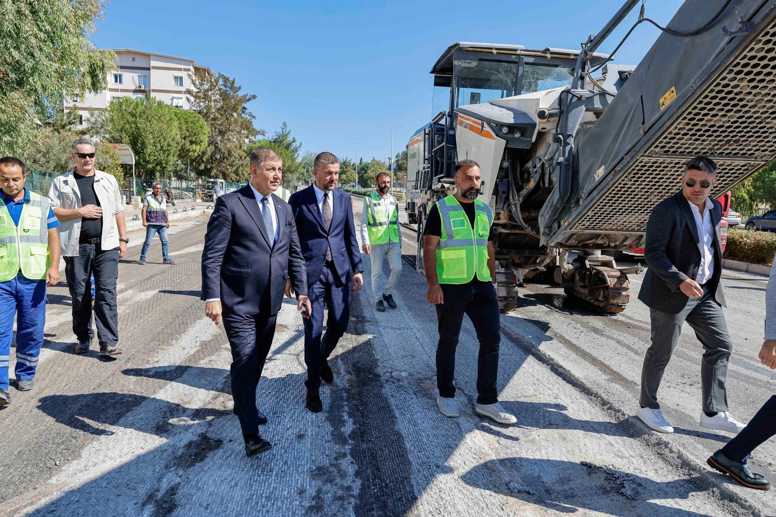 Büyükşehir’in asfalt seferberliği 500 bin tonu aştı  İzmir’in yollarında gece gündüz asfalt çalışması