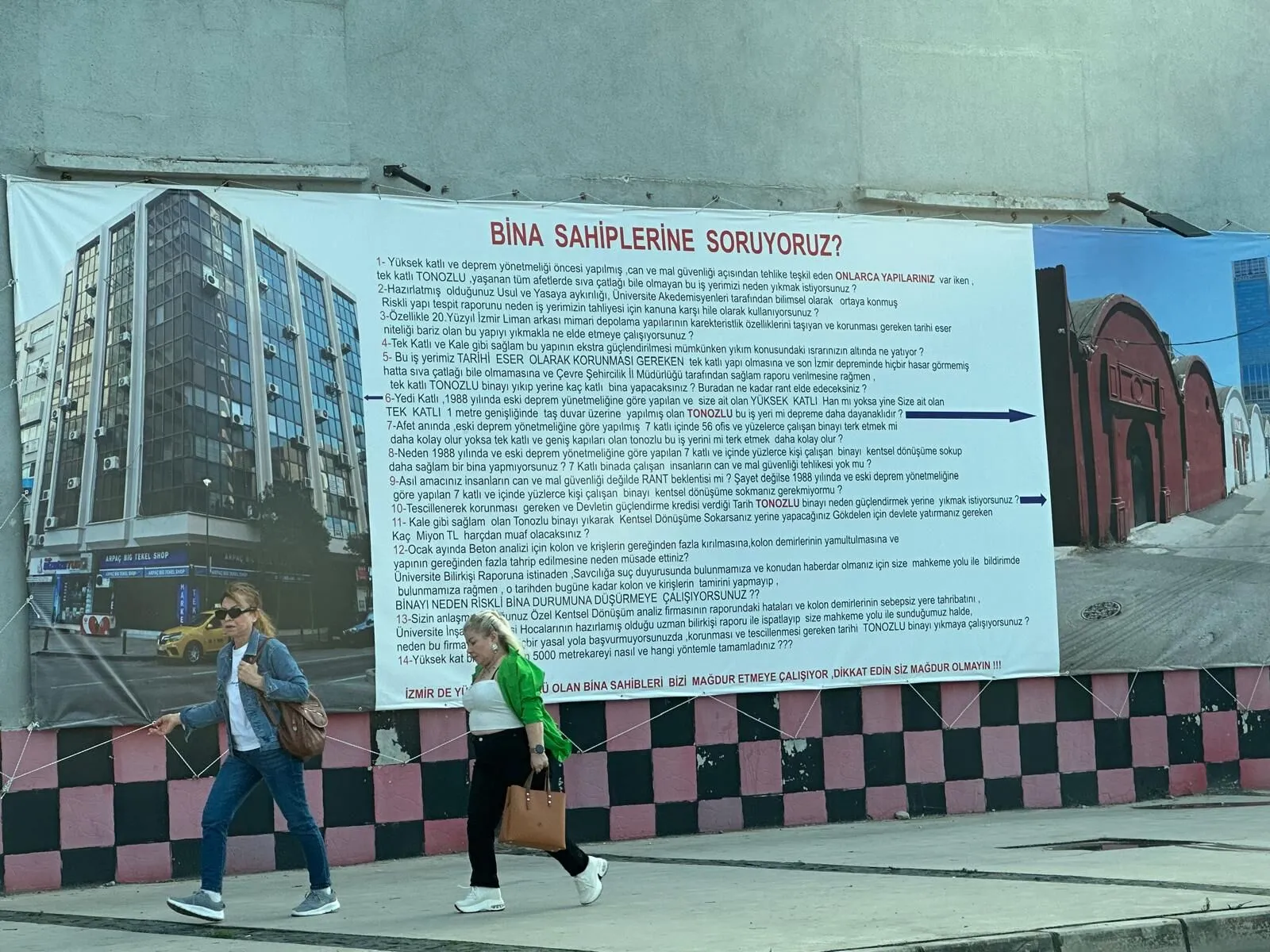 Bayraklı'da kiracılardan mülk sahiplerine pankartlı tepki: Amaç güvenlik mi, rant mı?