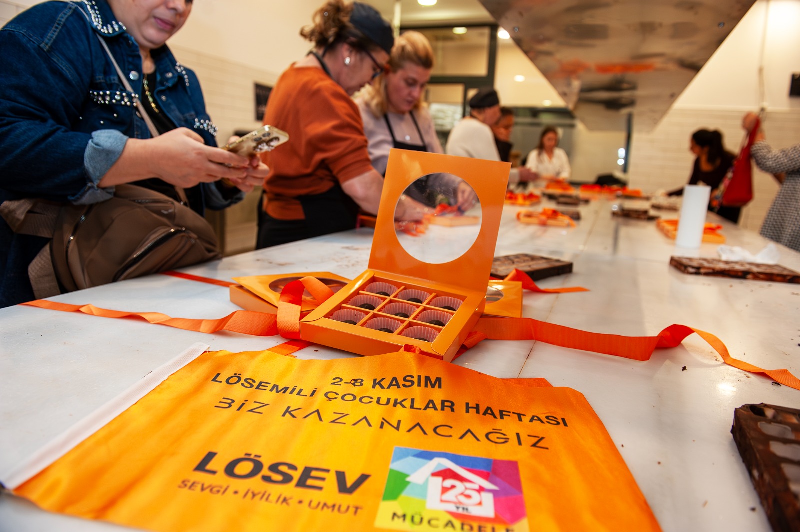 Gönüllü ellerden lösemili çocuklara tatlı hediye