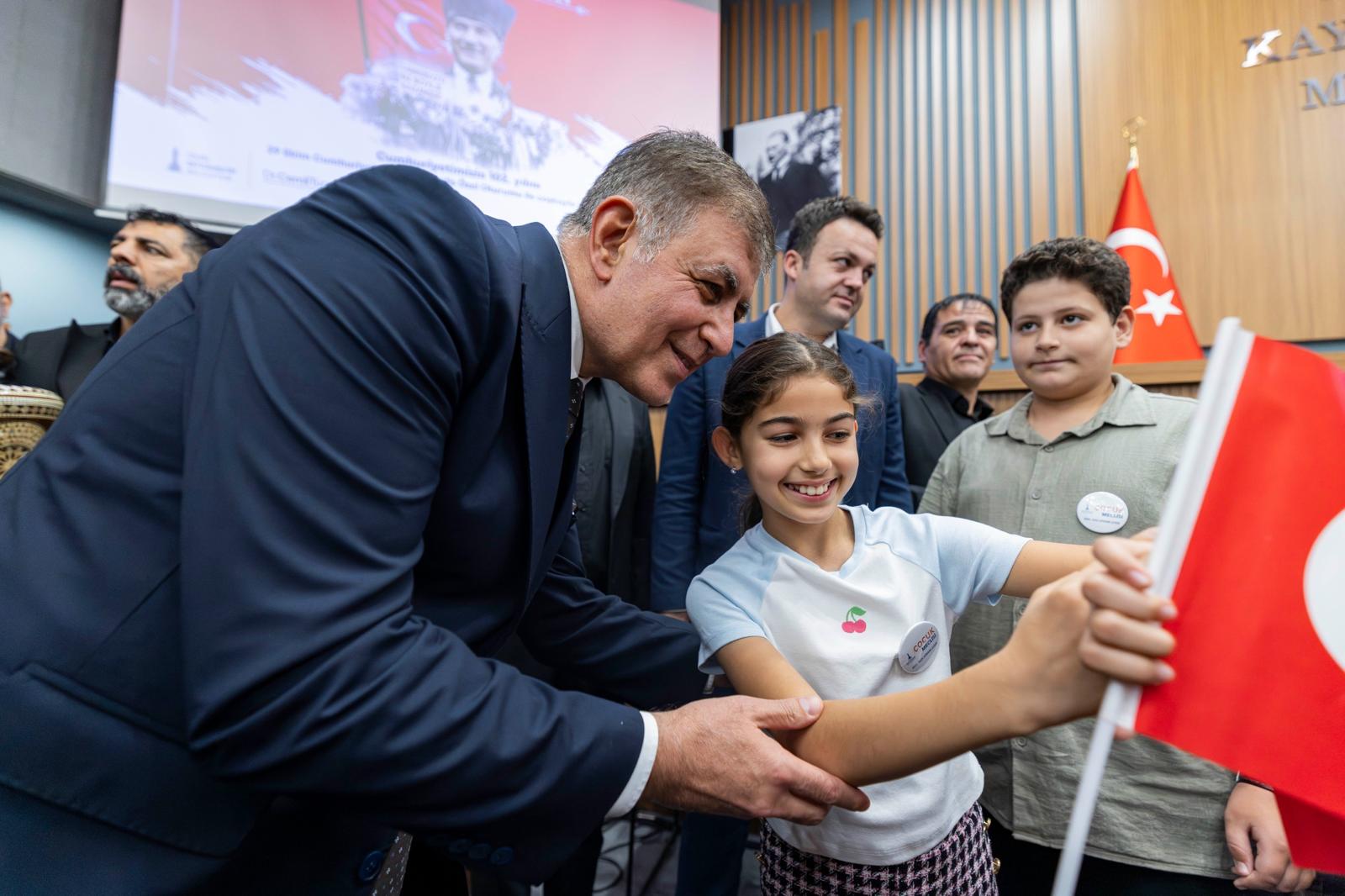Başkan Tugay gençleri ve çocukları ağırladı