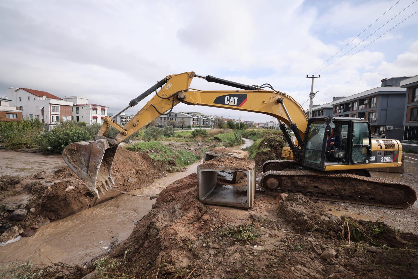 İzmir Büyükşehir Belediyesi ekipleri Bergama’da aşırı yağışlarla mücadele ediyor