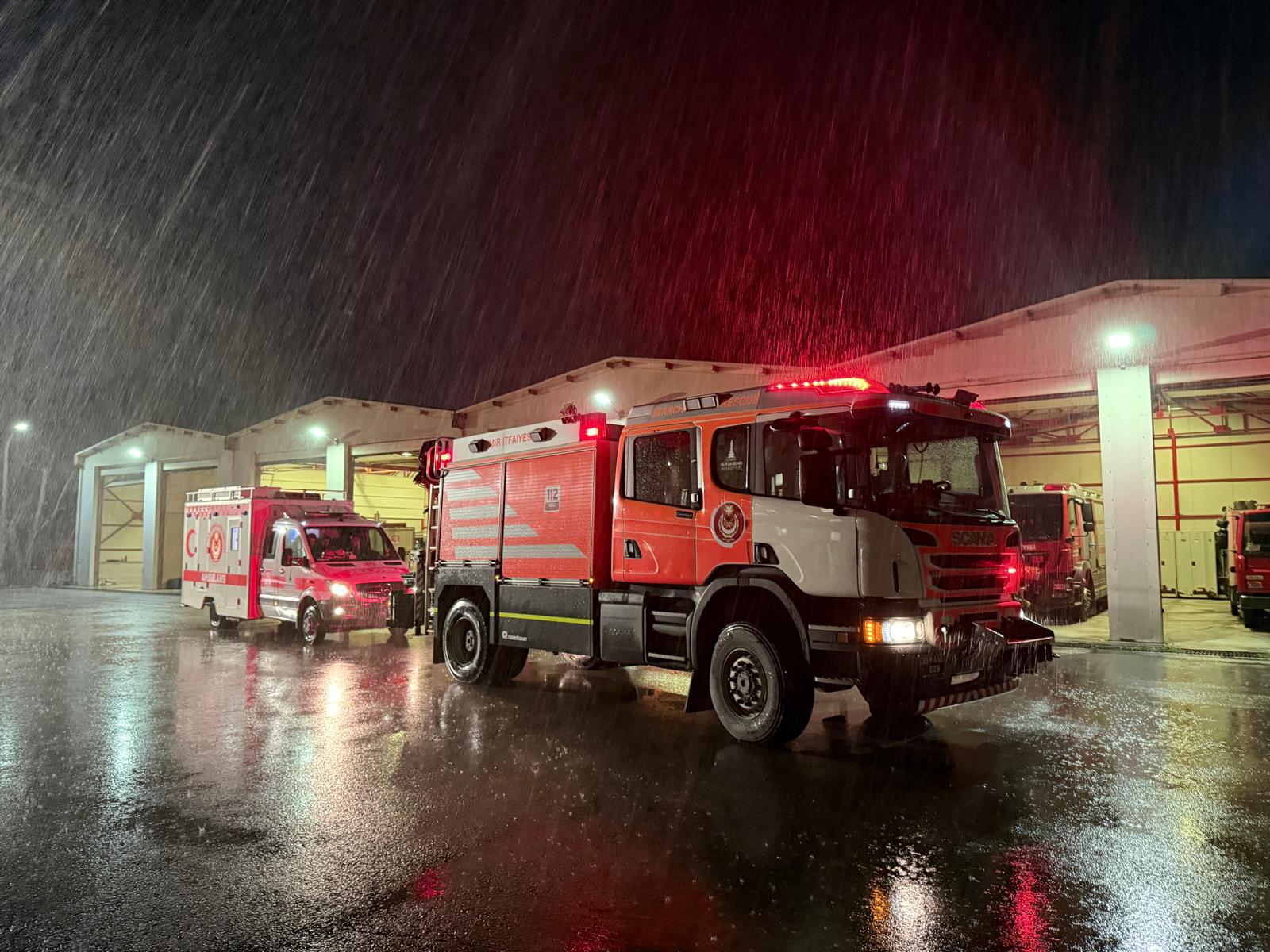 İzmir İtfaiyesi deprem sonrası destek için Sındırgı’da