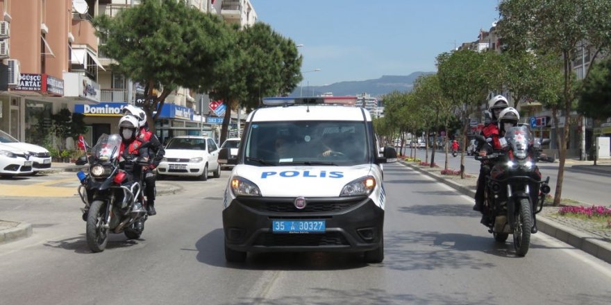 İzmir polisi, bayramı evde kutlayan çocukları unutmadı