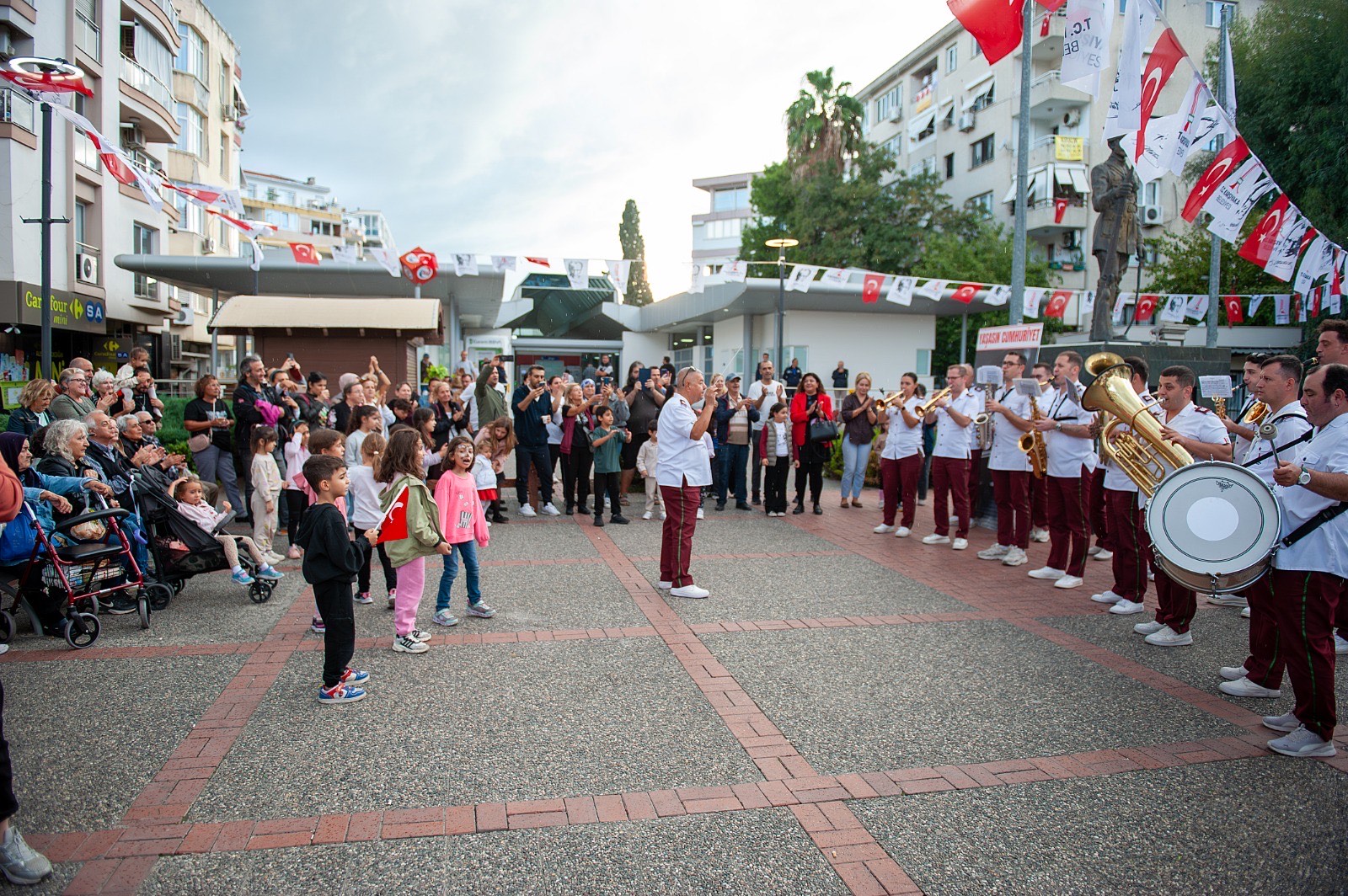 Karşıyaka’da 7’den 77’ye Cumhuriyet coşkusu!