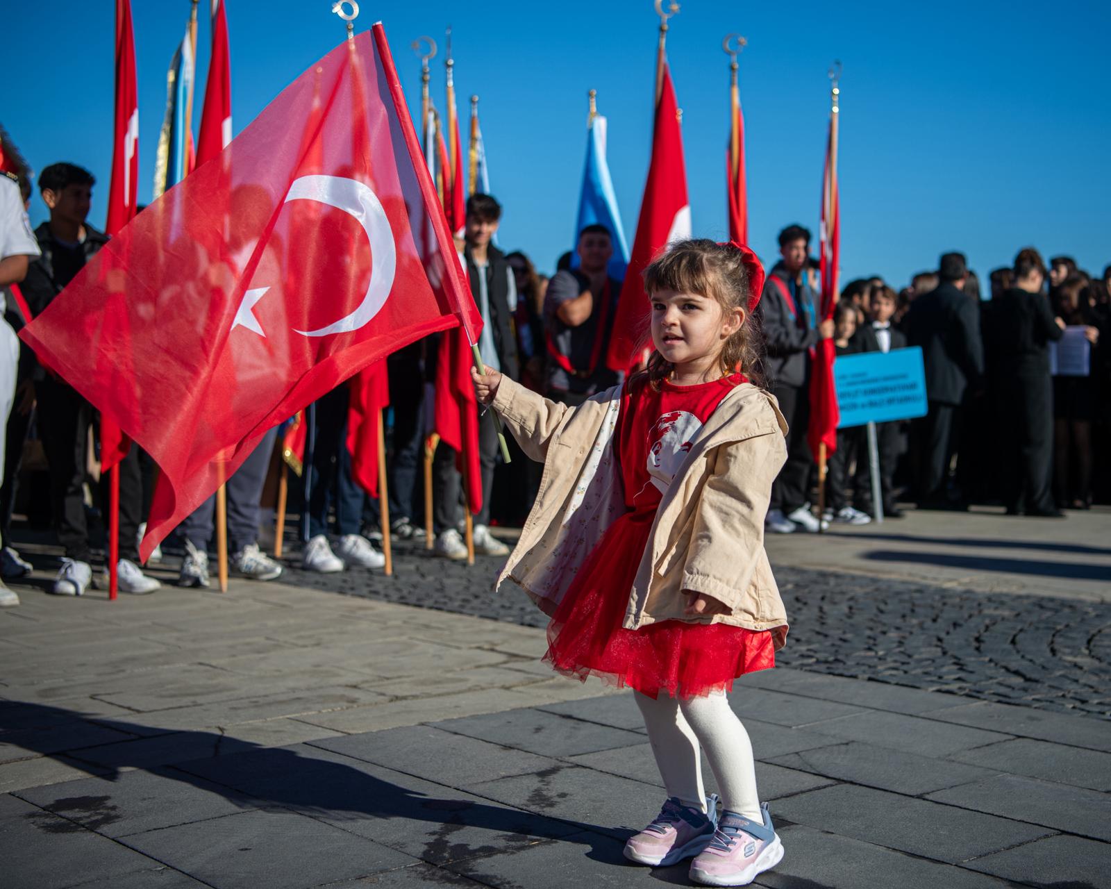 KUŞADASI'NDA CUMHURİYET'İN 102'NCİ YILI BÜYÜK COŞKUYLA KUTLANDI